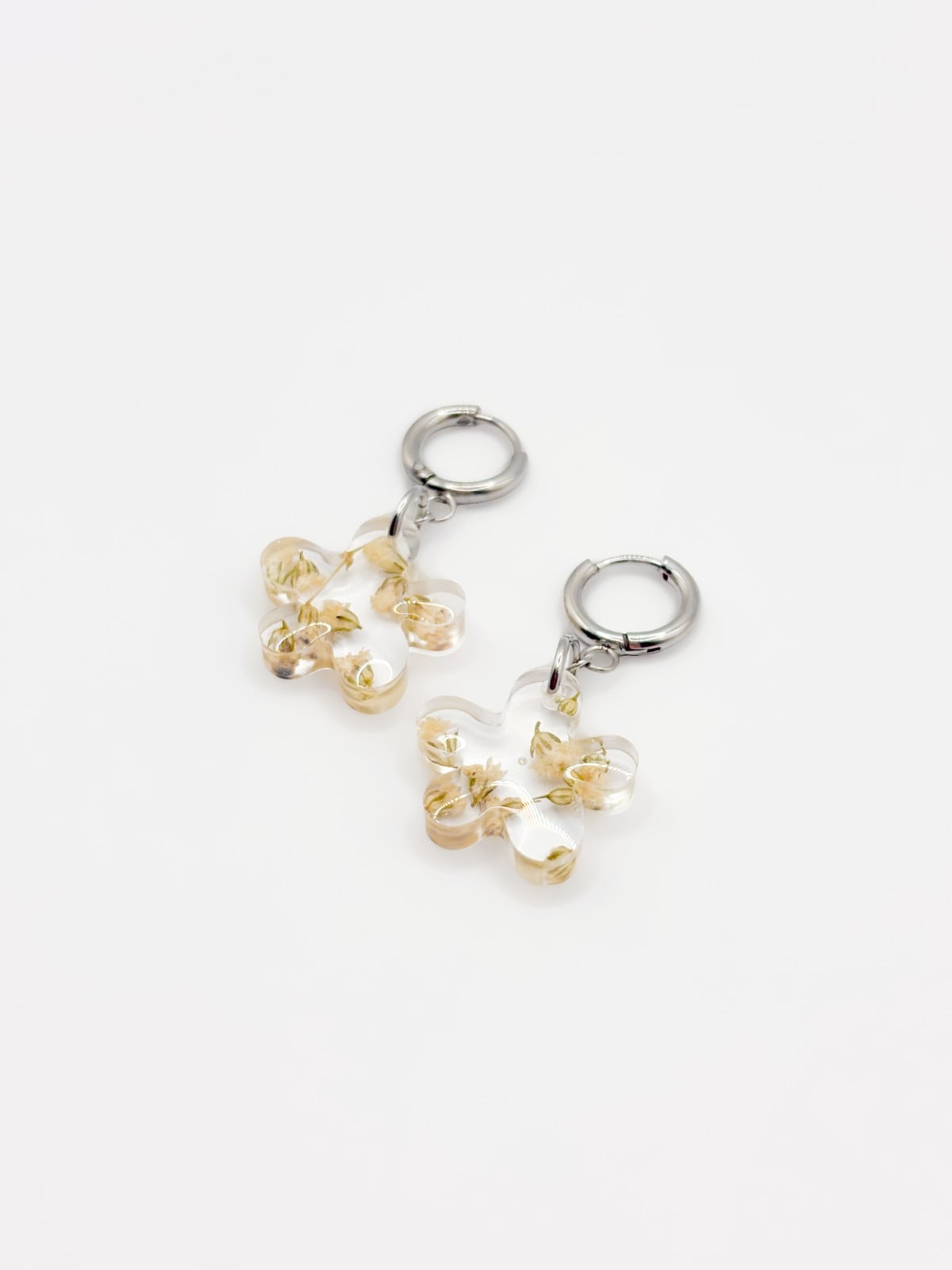 Schattige Bloem Vorm Oorbellen Gevuld met Echt Gipskruid (The Classics)