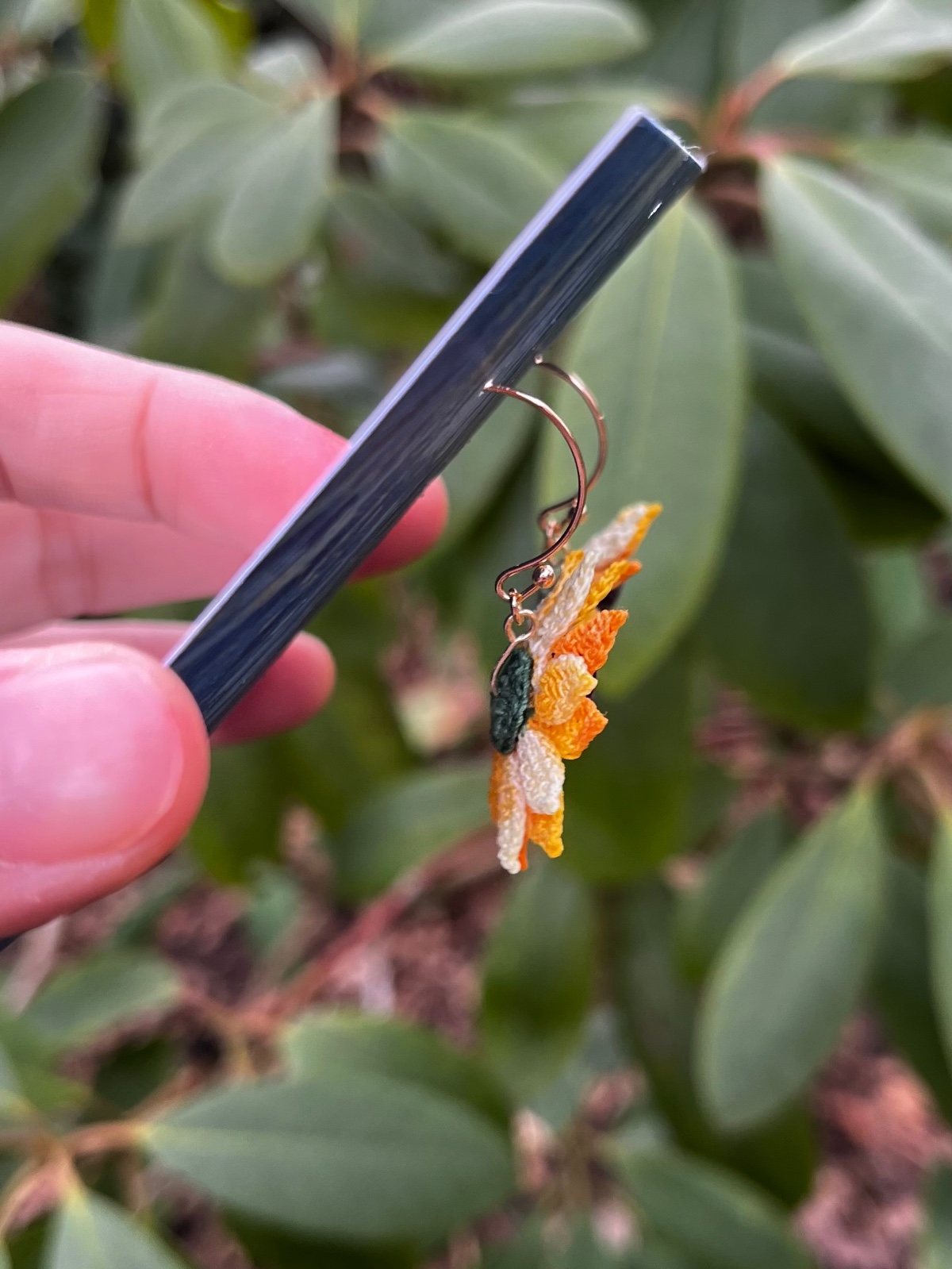 Micro gehaakte zonnebloem oorringen – klein & eenvoudig