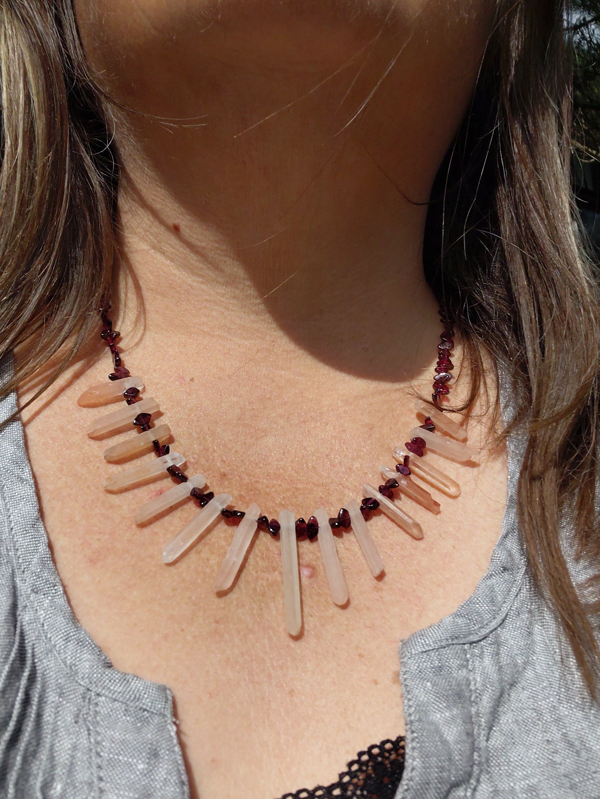 Evening Sun: ketting met roze bergkristal staafjes en granaatdruppels