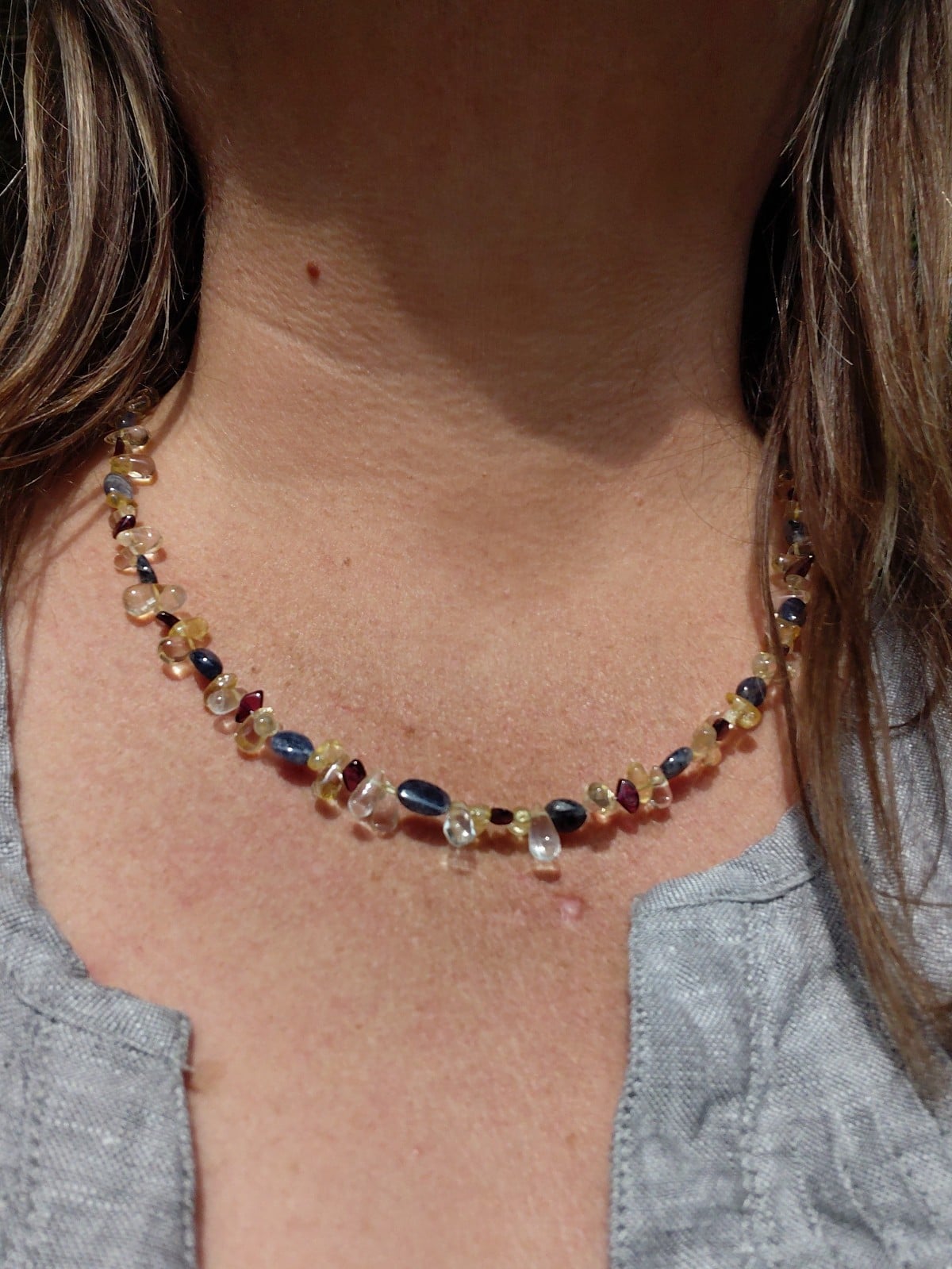 Joy: ketting met citriendruppels, granaatruiten en iolietkubusjes