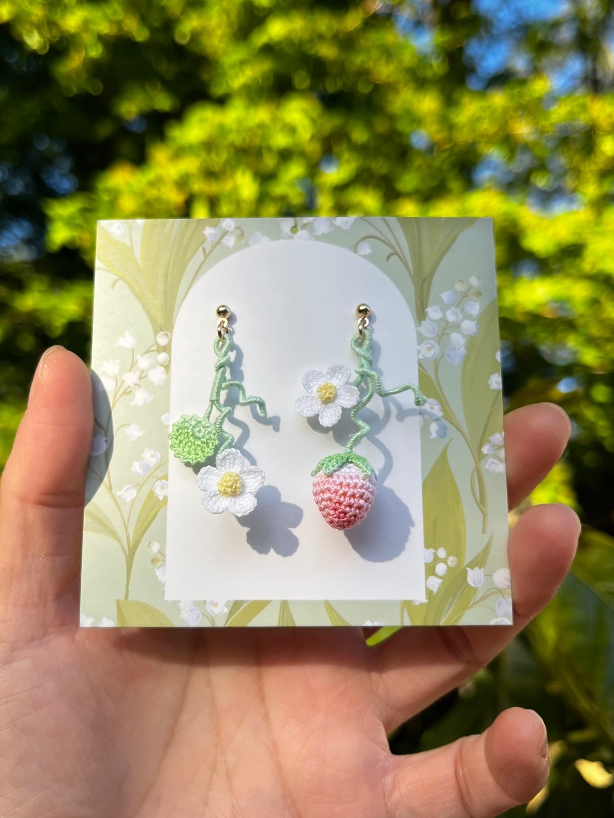 Micro gehaakte aardbei oorbellen met bloemen en blaadjes - 127363 Micro gehaakte aardbei oorbellen met bloemen en blaadjes