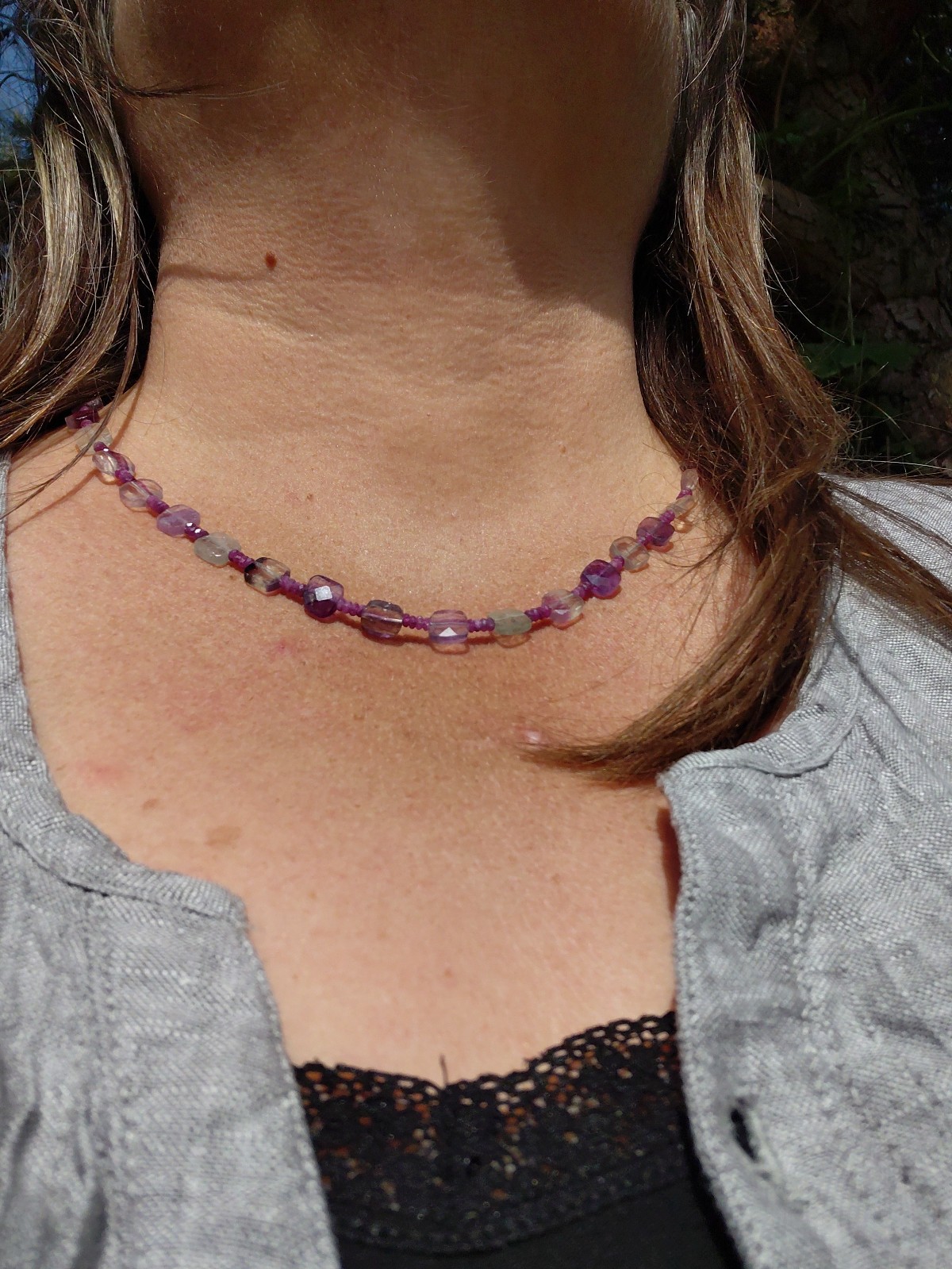 Violet Night: ketting met vierkante fluoriet en robijntjes