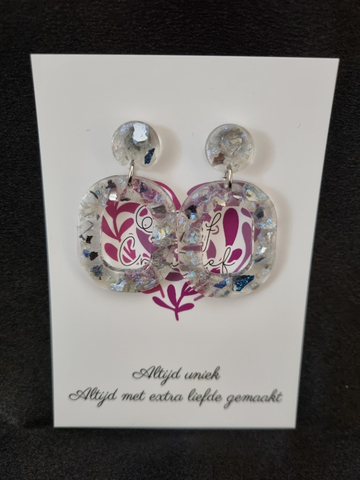 Epoxy oorbellen ‘ovaaltje’ ingelegd met gespiegeld glas - 46506.jpeg Epoxy oorbellen ‘ovaaltje’ ingelegd met gespiegeld glas