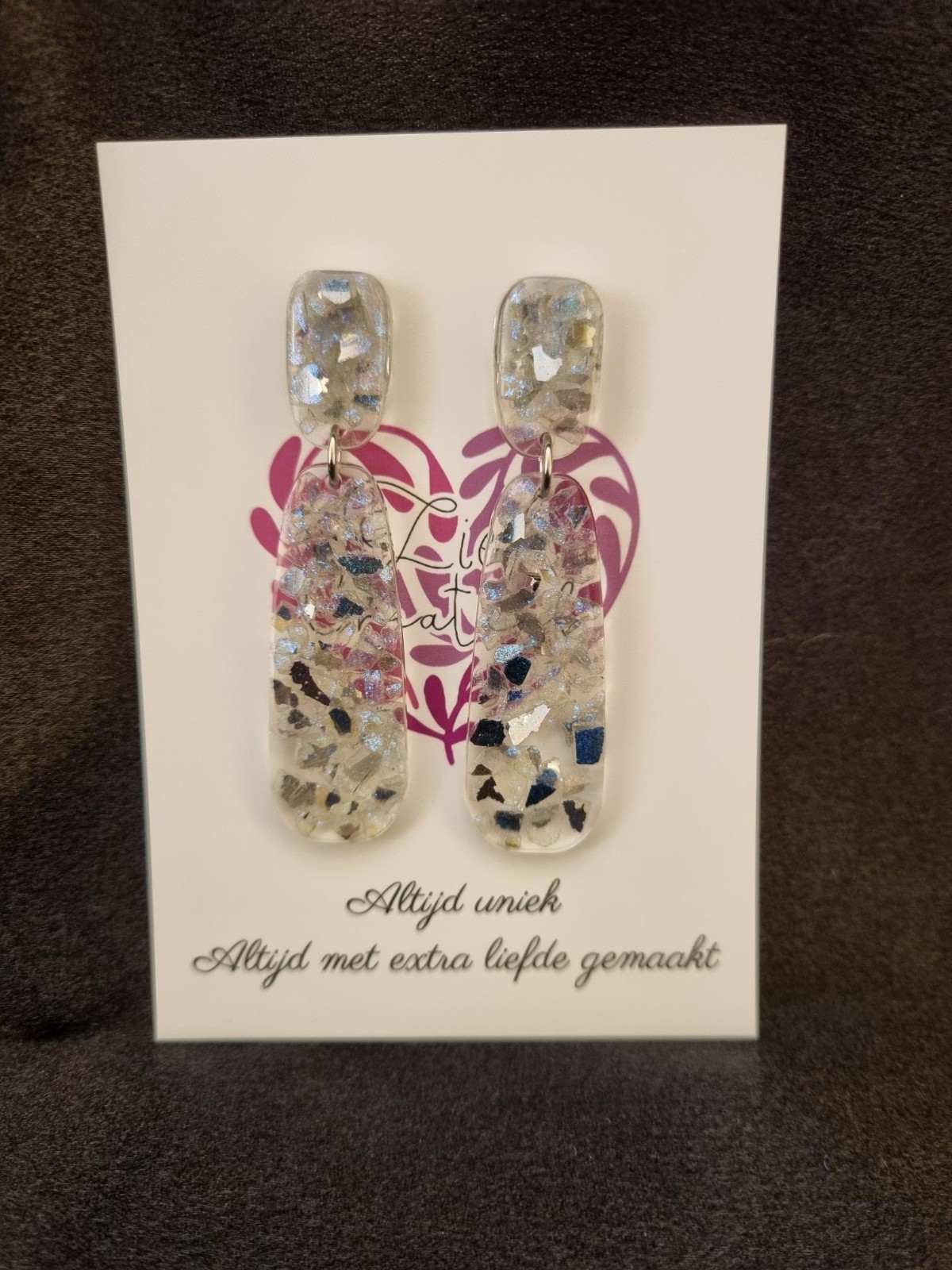 Epoxy oorbellen ‘recht’ ingelegd met gespiegeld glas