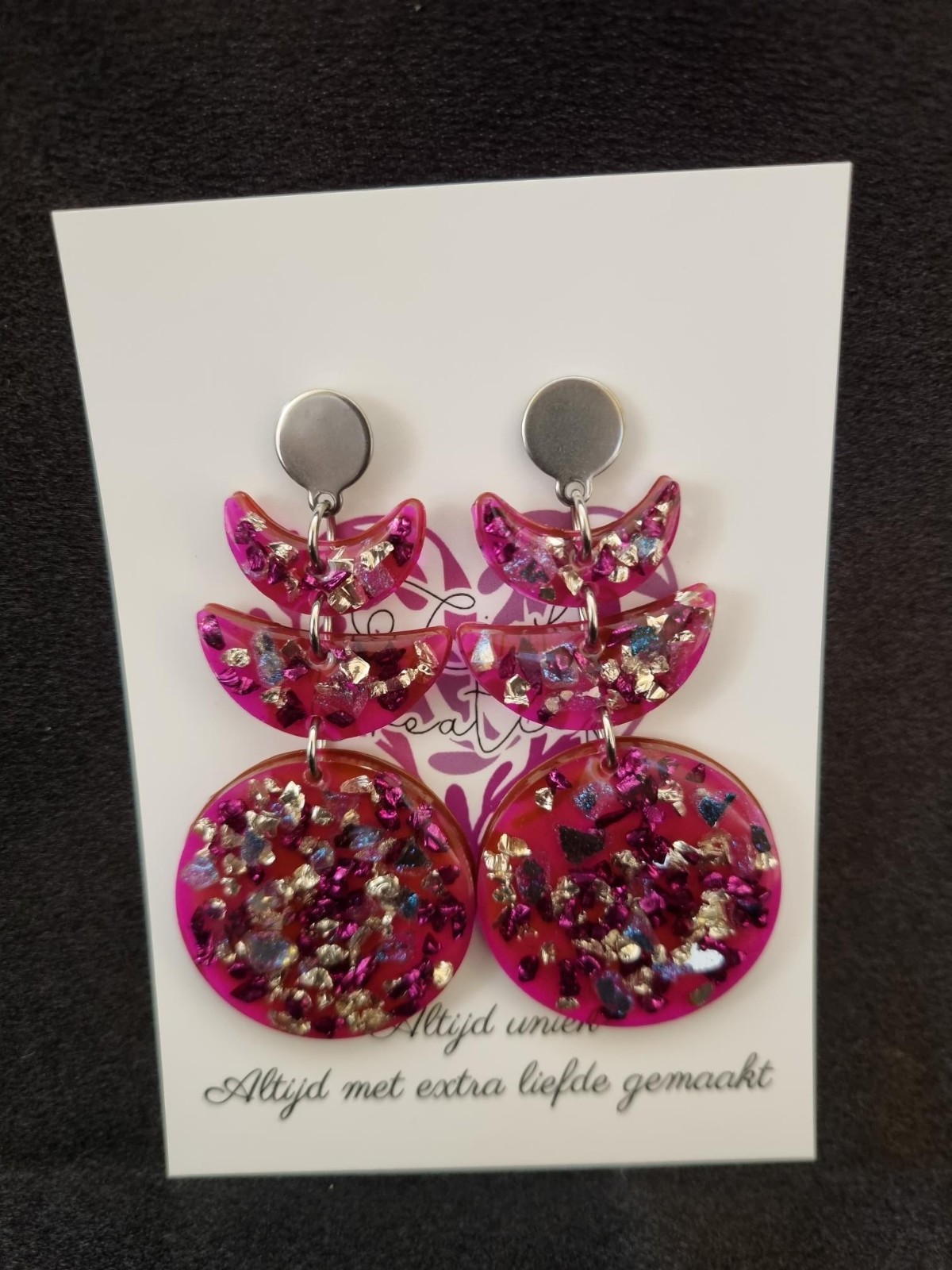 Epoxy oorbellen ‘volle maan’ ingelegd met gekleurd glas - 46516.jpeg Epoxy oorbellen ‘volle maan’ ingelegd met gekleurd glas