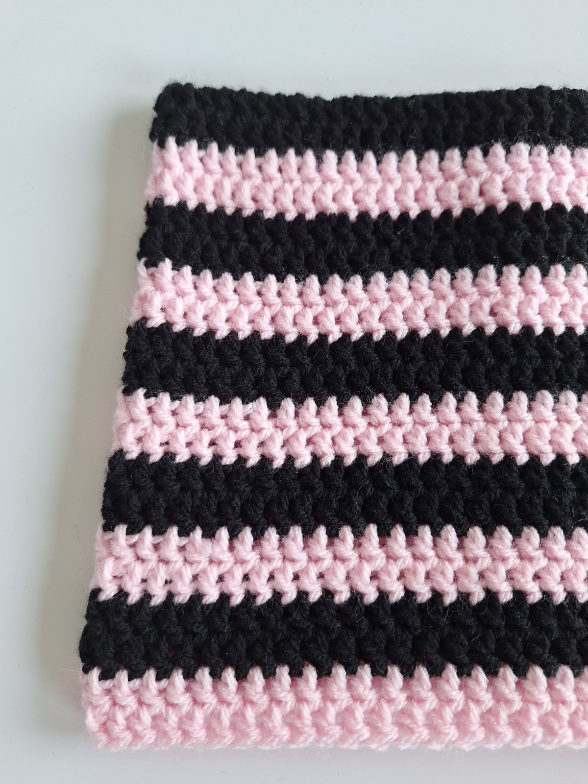 Muts 'Black & baby pink' - 47001.jpeg Gehaakte muts | Zwart en lichtroze