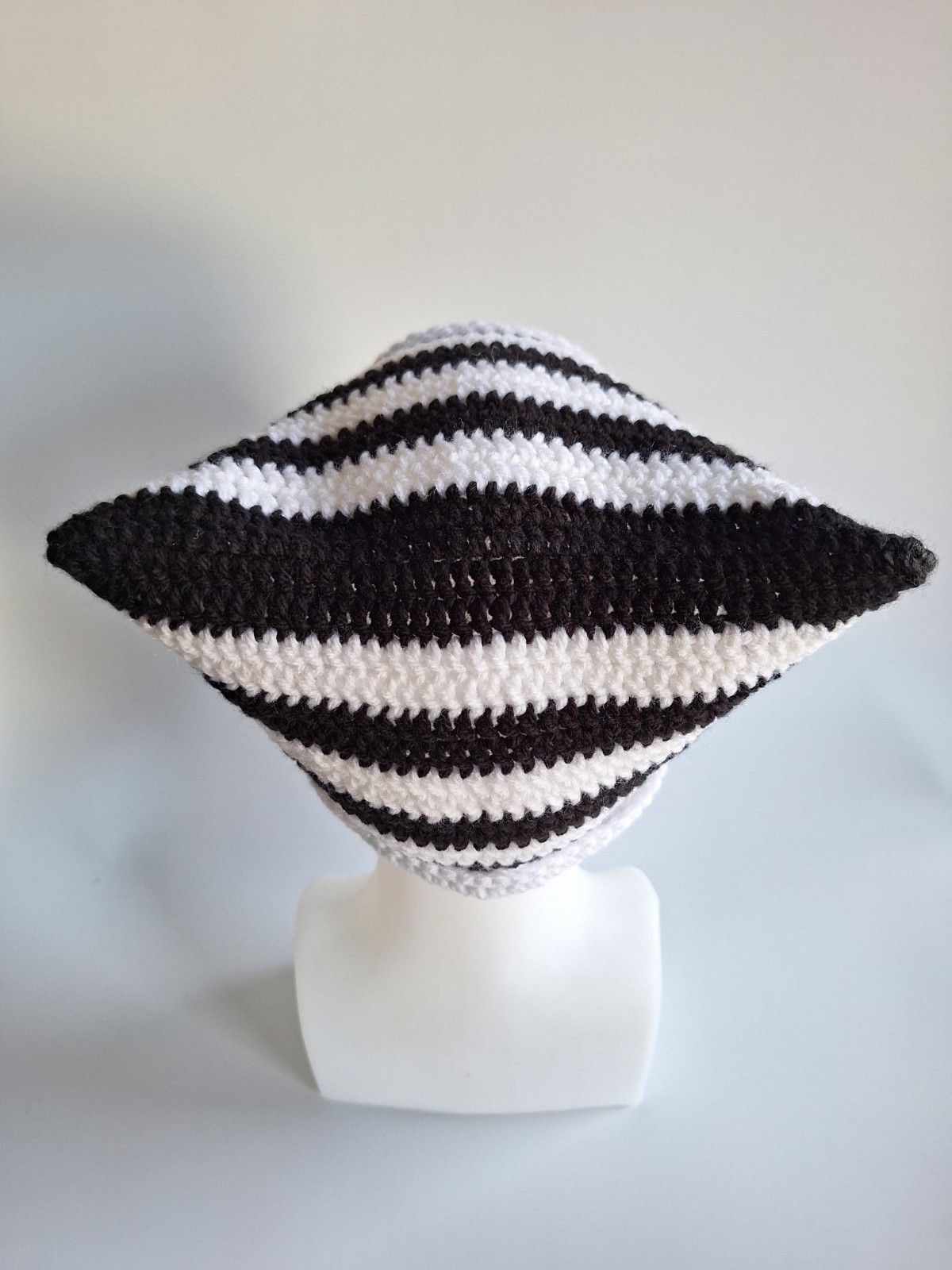 Muts 'Black & white' - 47036.jpeg Gehaakte muts | Zwart en wit