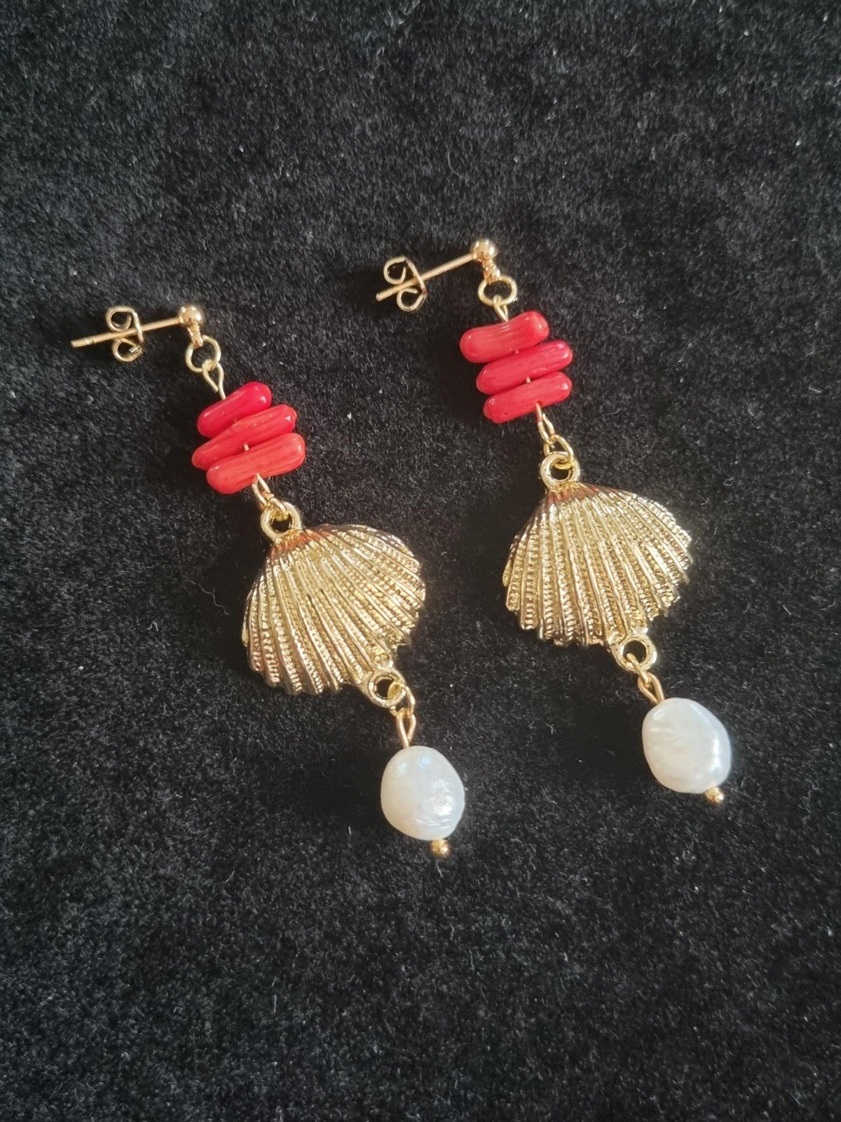 Statement oorbellen 'schelp' met bamboekoraal en zoetwaterparels