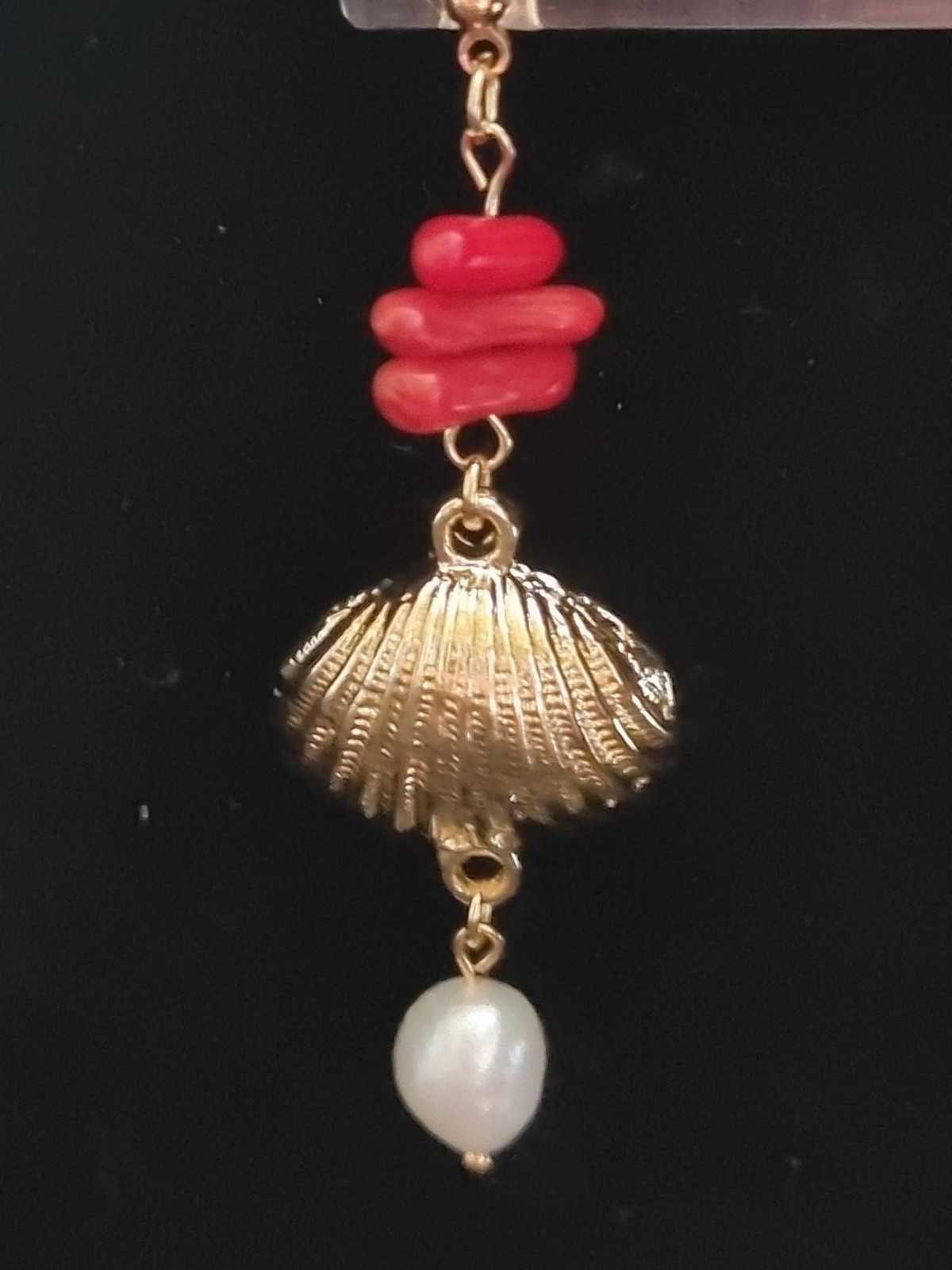 Statement oorbellen 'schelp' met bamboekoraal en zoetwaterparels