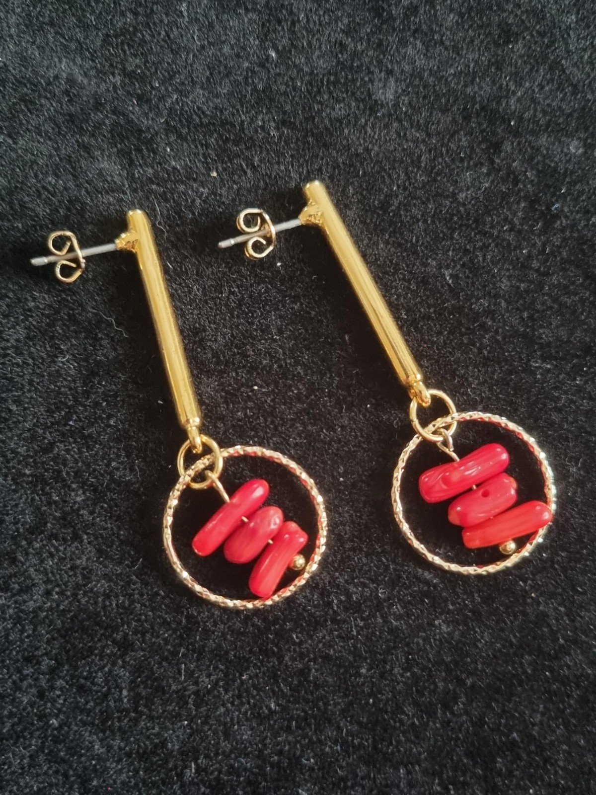 Vergulde oorbellen met bamboekoraal