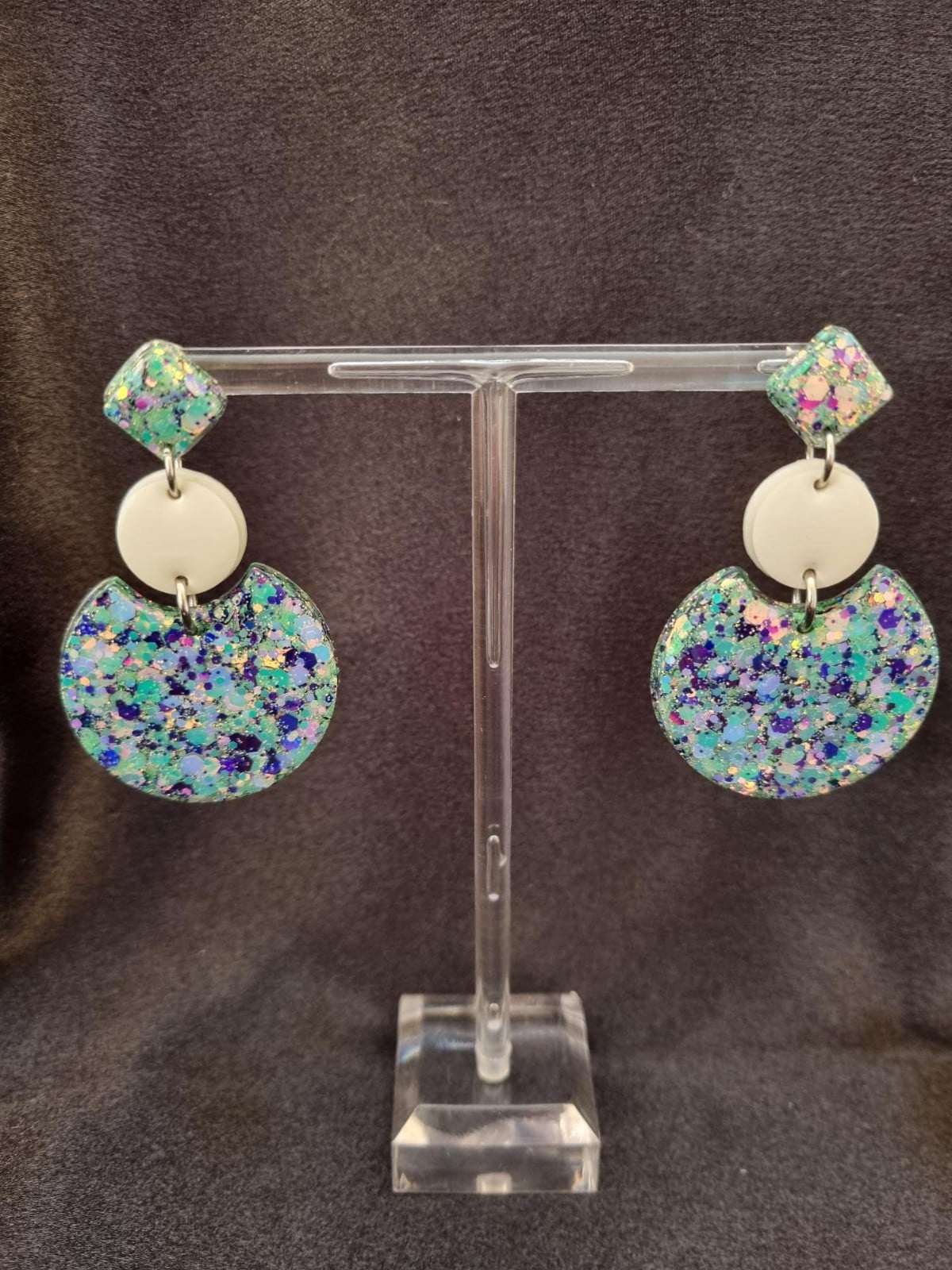 Epoxy oorbellen ‘stijlvol’ – glitter mint/lila - 46511.jpeg Epoxy oorbellen ‘stijlvol’ – glitter mint/lila