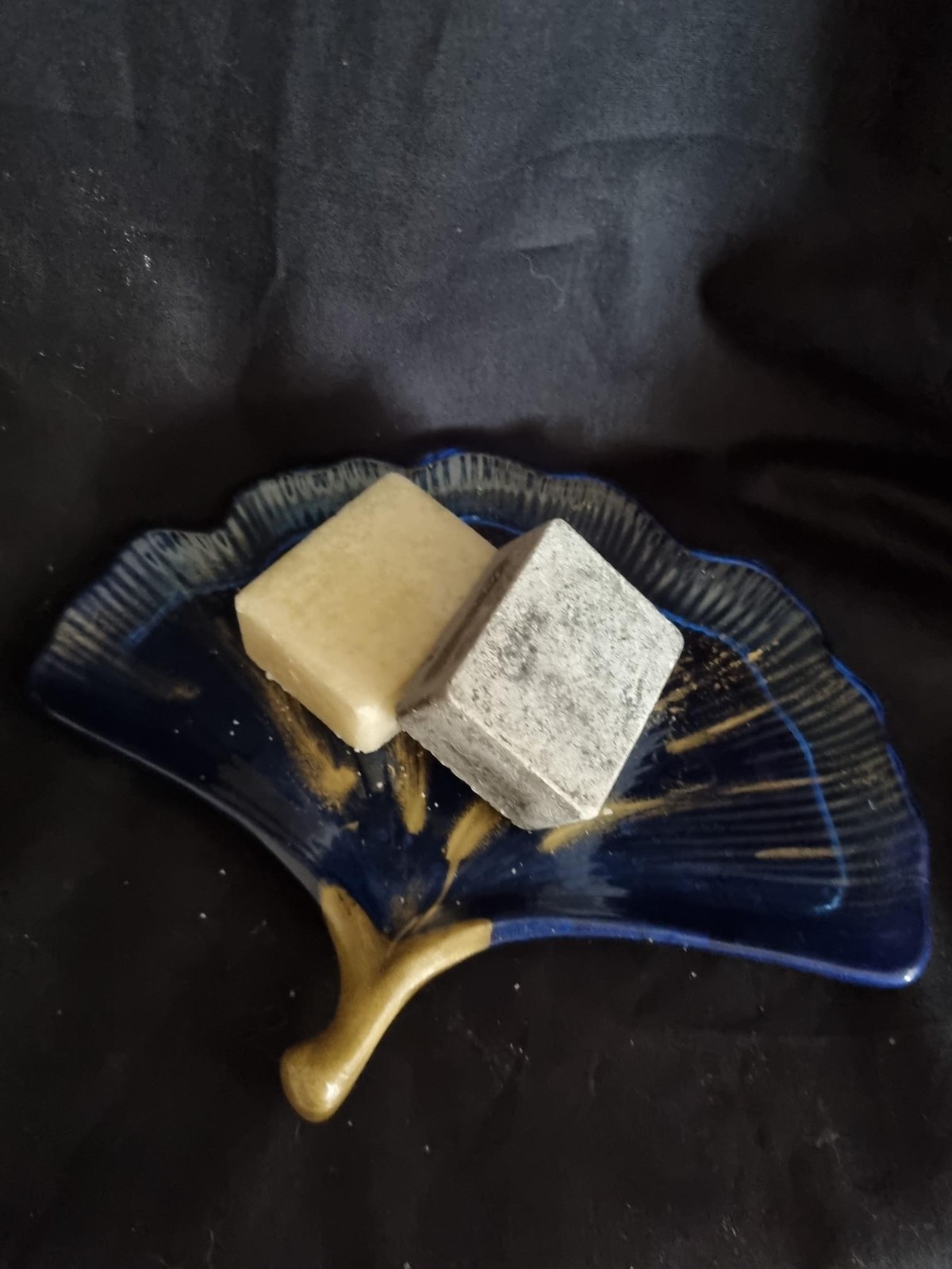 Uniek epoxy schaaltje ‘Ginkgo’ blauw + 2 amberblokjes