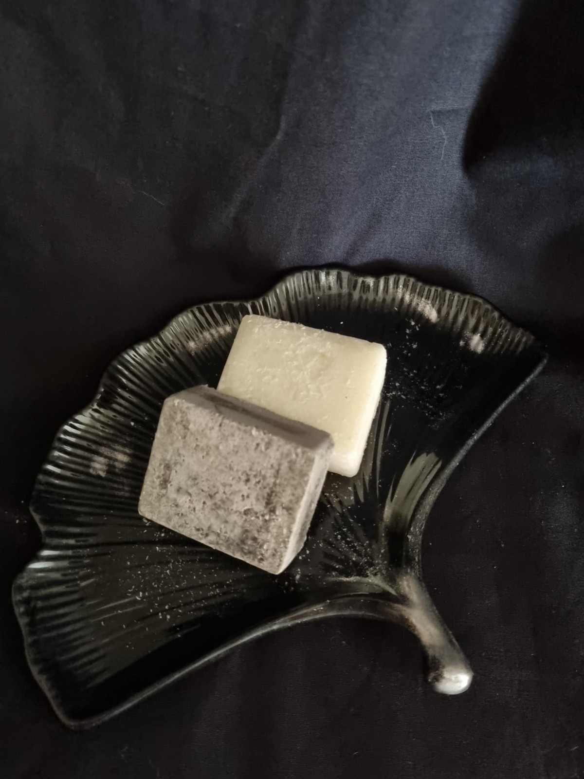 Uniek epoxy schaaltje ‘Ginkgo’ zwart zilver + 2 amberblokjes