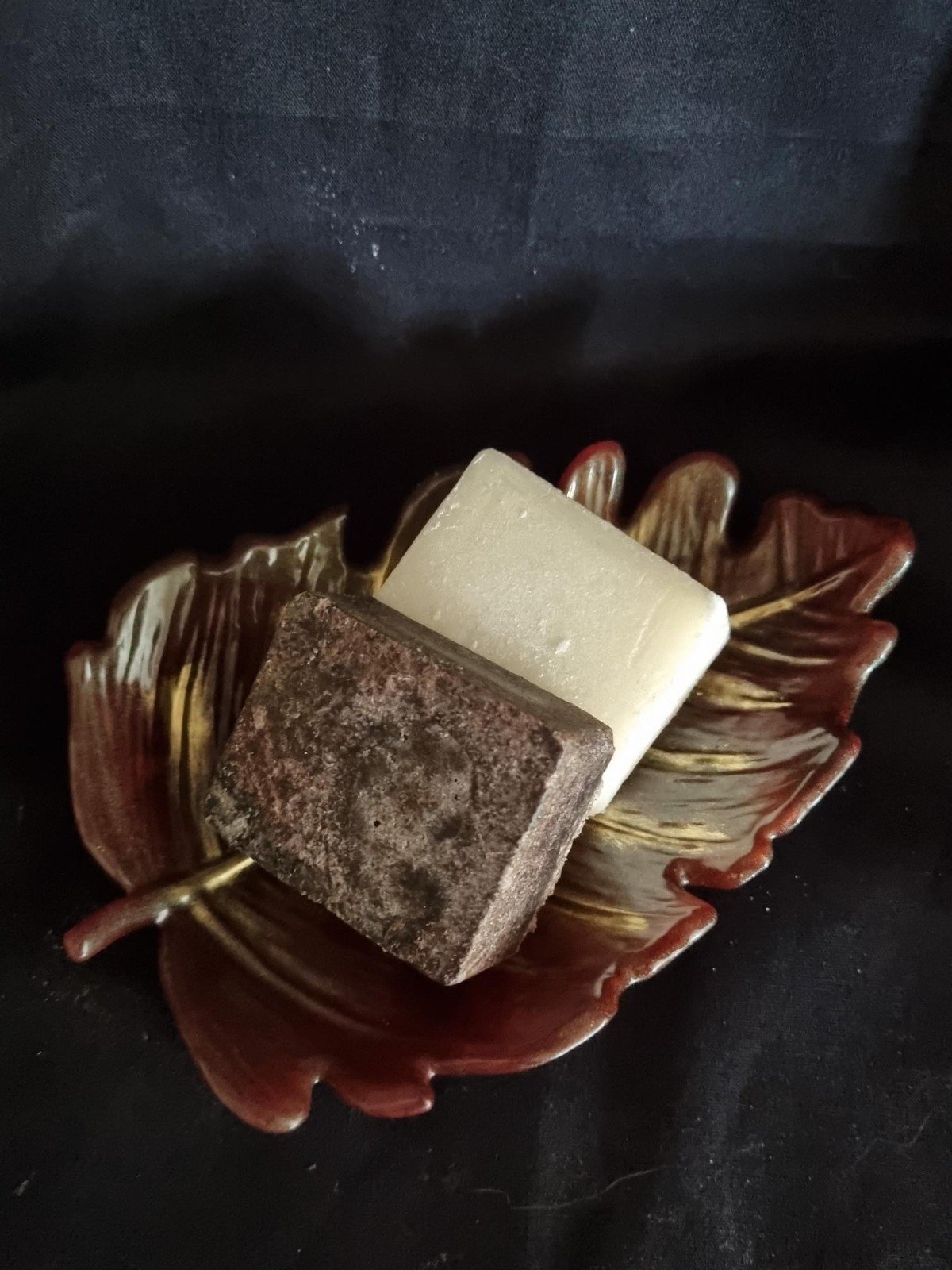 Combideal schaaltje ‘blad klein’ + 2 amberblokjes - 49153.jpeg Uniek epoxy schaaltje ‘blad klein’ + 2 amberblokjes