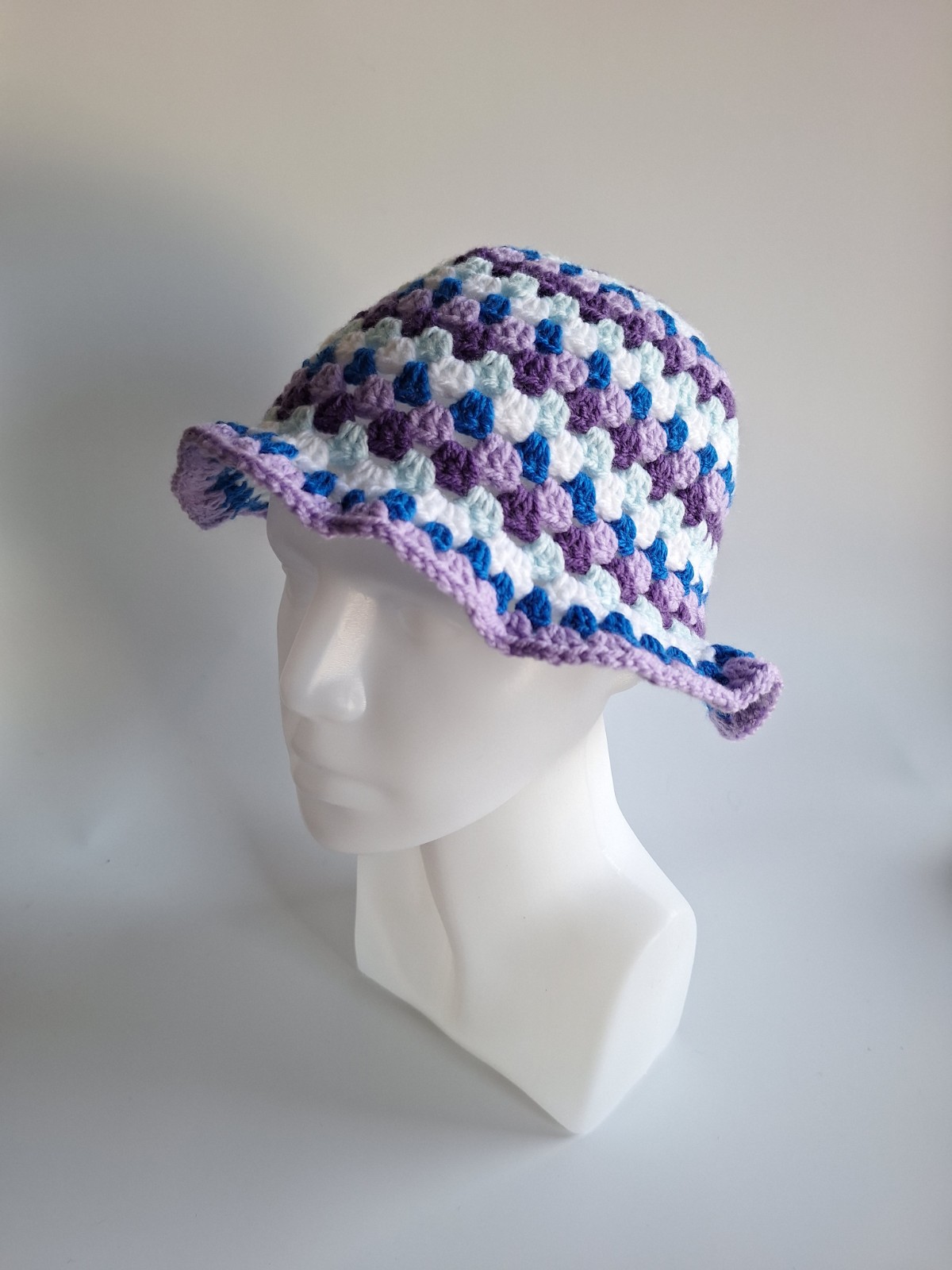 Gehaakte bucket hat 'Blueberry' - 47723.jpeg Gehaakte bucket hat | Blauwe bes