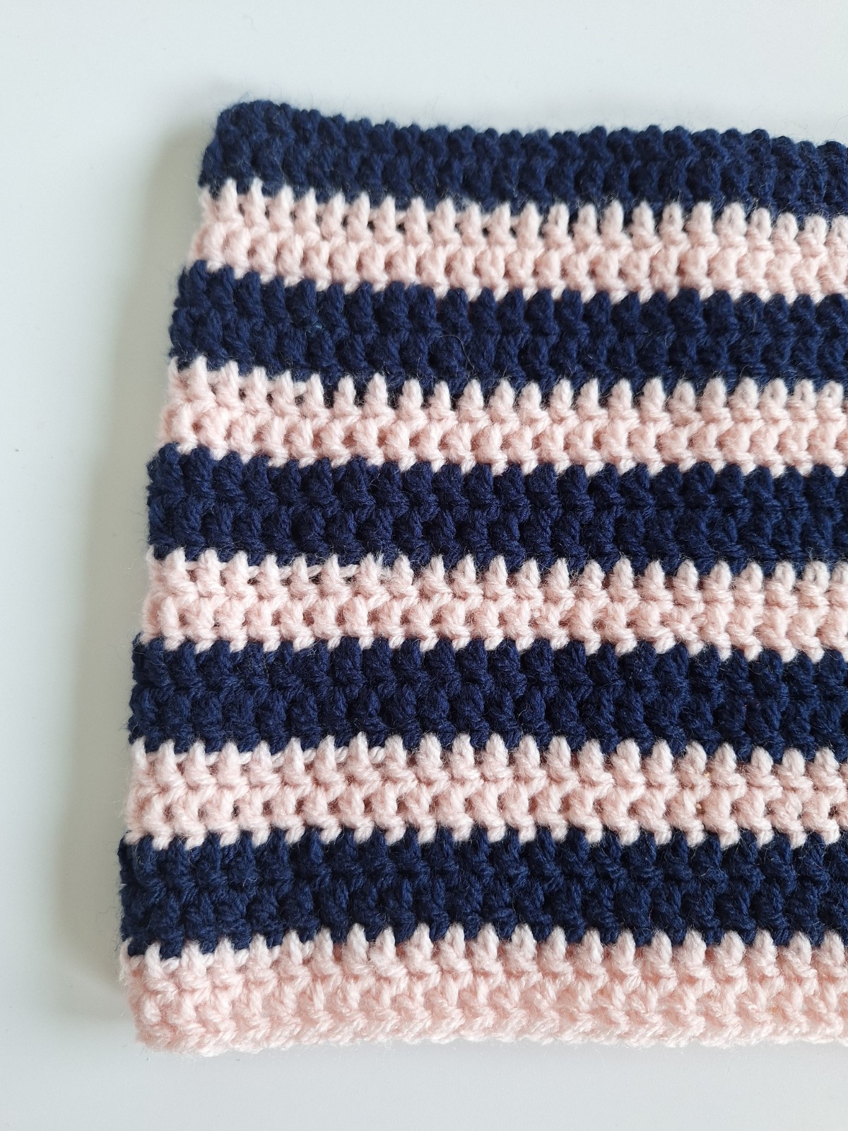 Gehaakte muts | Donkerblauw en lichtroze