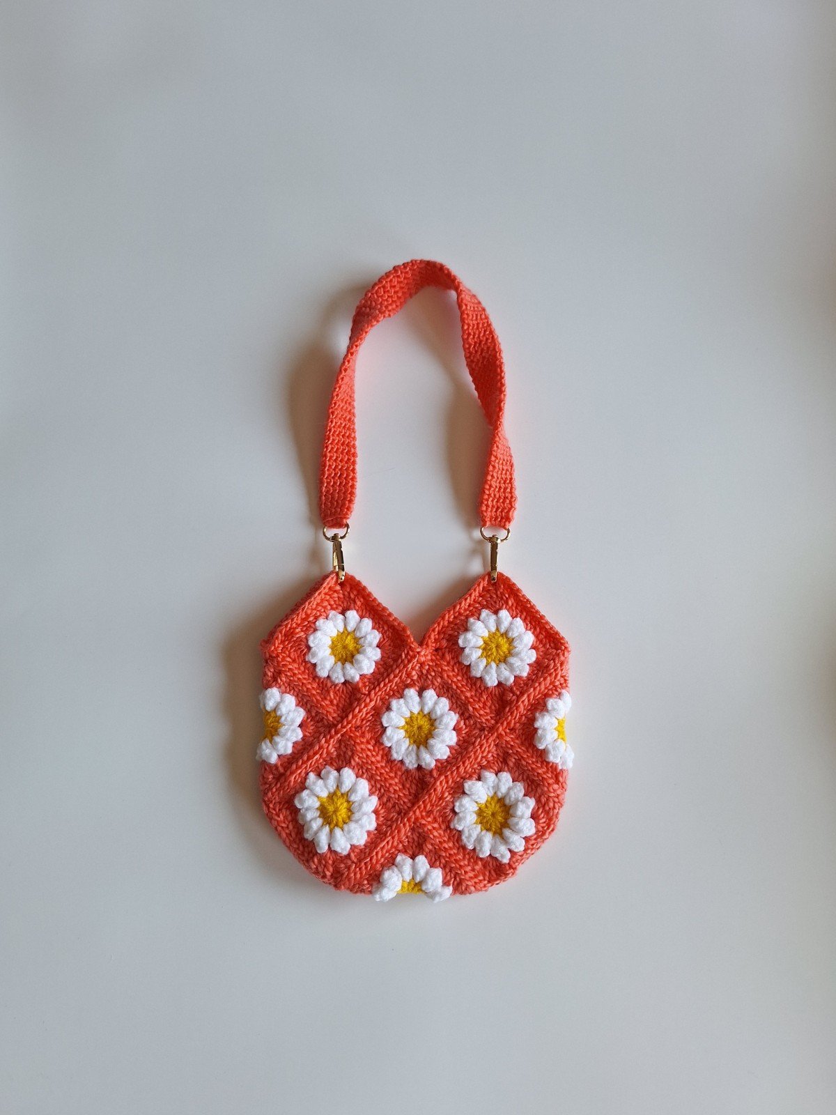 Gehaakte tas 'Coral daisy' - 49532.jpeg Gehaakte tas | Koraaloranje madeliefjes