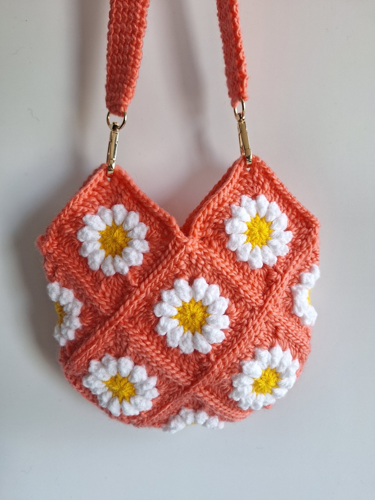 Gehaakte tas 'Coral daisy' - 49535.jpeg Gehaakte tas | Koraaloranje madeliefjes