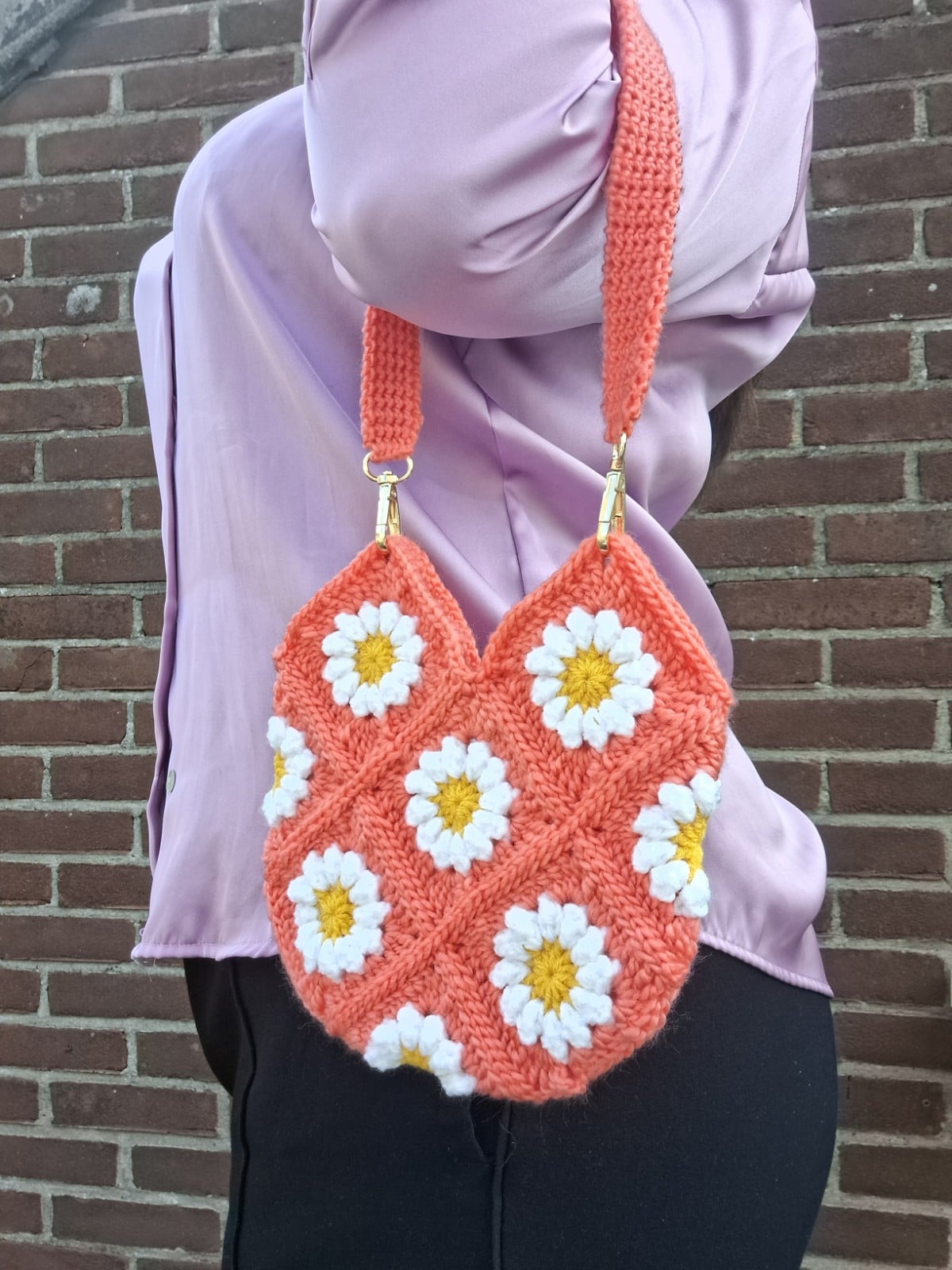 Gehaakte tas 'Coral daisy' - 49536.jpeg Gehaakte tas | Koraaloranje madeliefjes