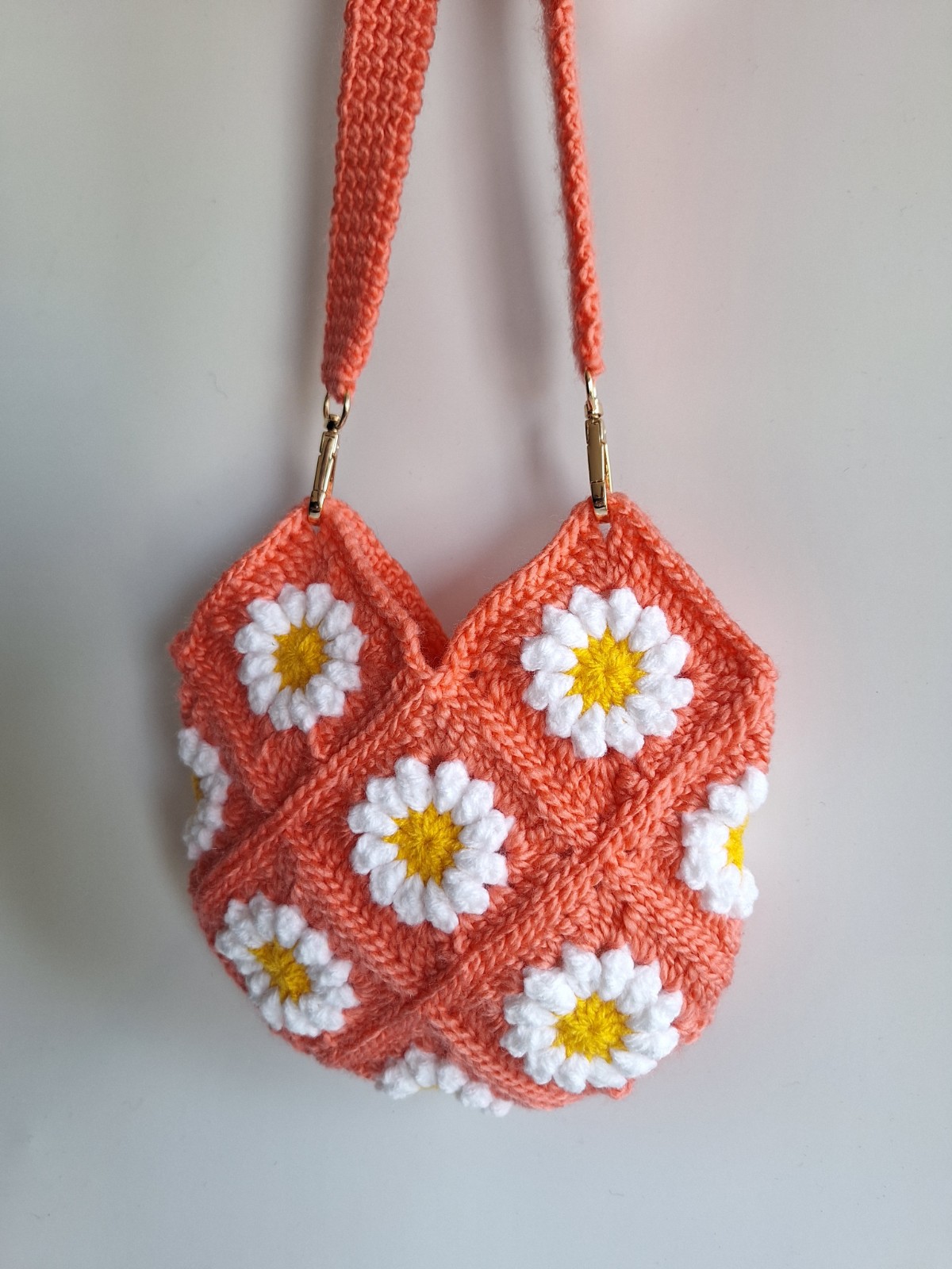 Gehaakte tas 'Coral daisy' - 49538.jpeg Gehaakte tas | Koraaloranje madeliefjes