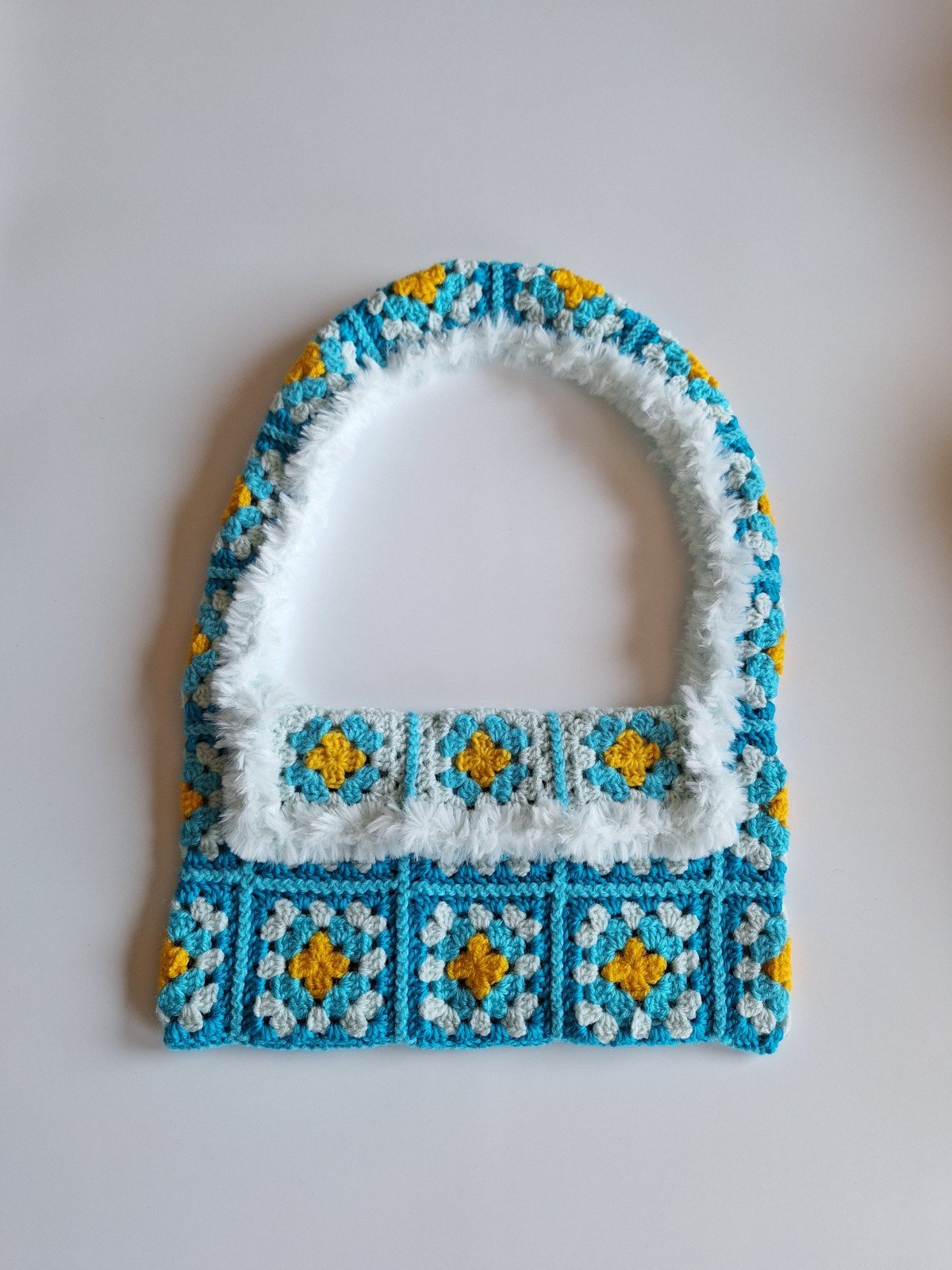 Gehaakte tas 'Furry & turquoise' - 49547.jpeg Gehaakte tas | Turquoise met lichtblauw imitatiebont