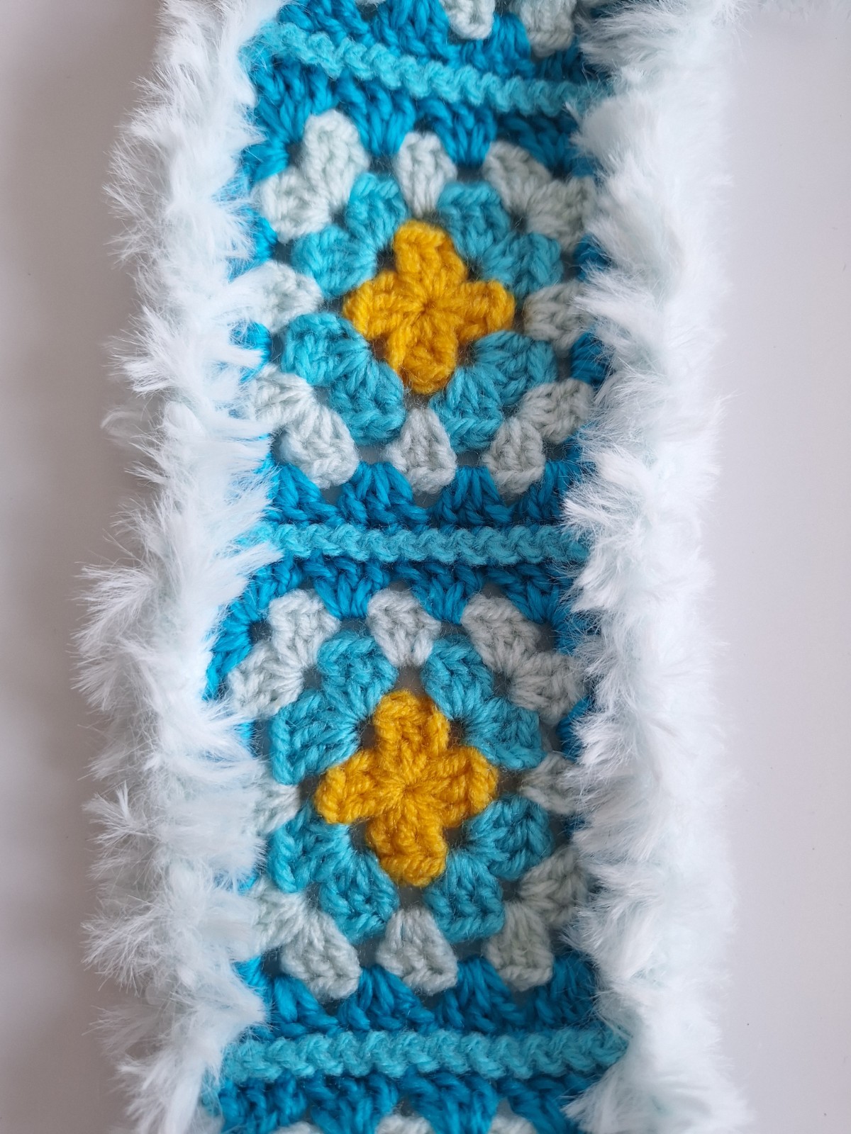 Gehaakte tas 'Furry & turquoise' - 49553.jpeg Gehaakte tas | Turquoise met lichtblauw imitatiebont