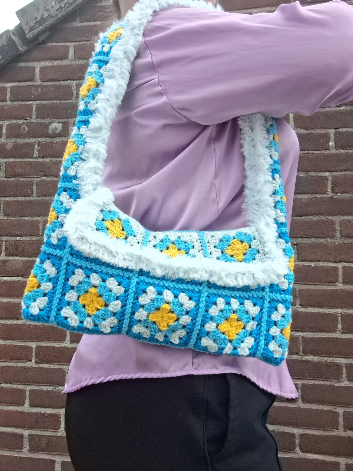 Gehaakte tas 'Furry & turquoise' - 49555.jpeg Gehaakte tas | Turquoise met lichtblauw imitatiebont