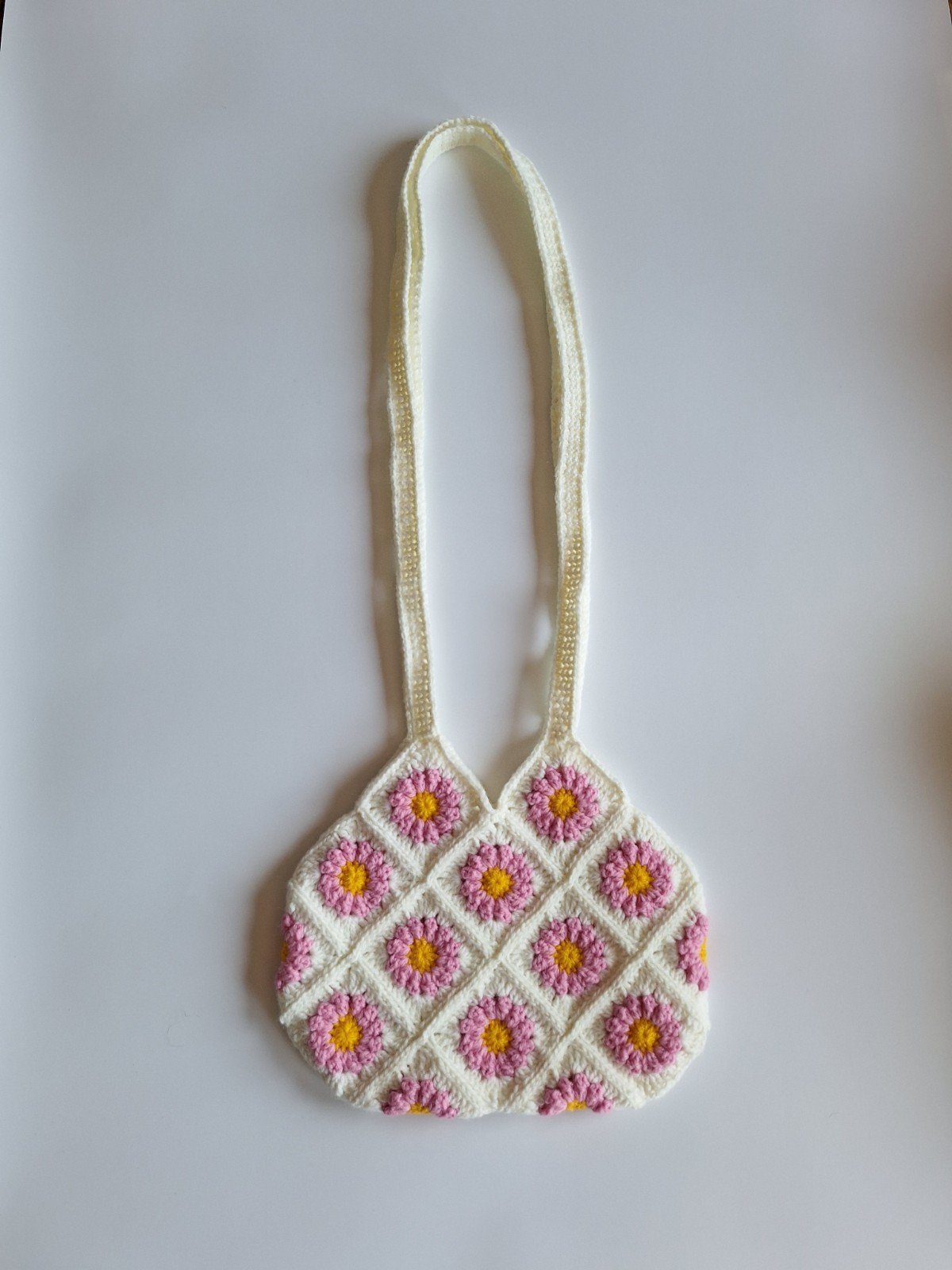 Gehaakte tas 'White daisy' - 49540.jpeg Gehaakte tas | Wit madeliefjes