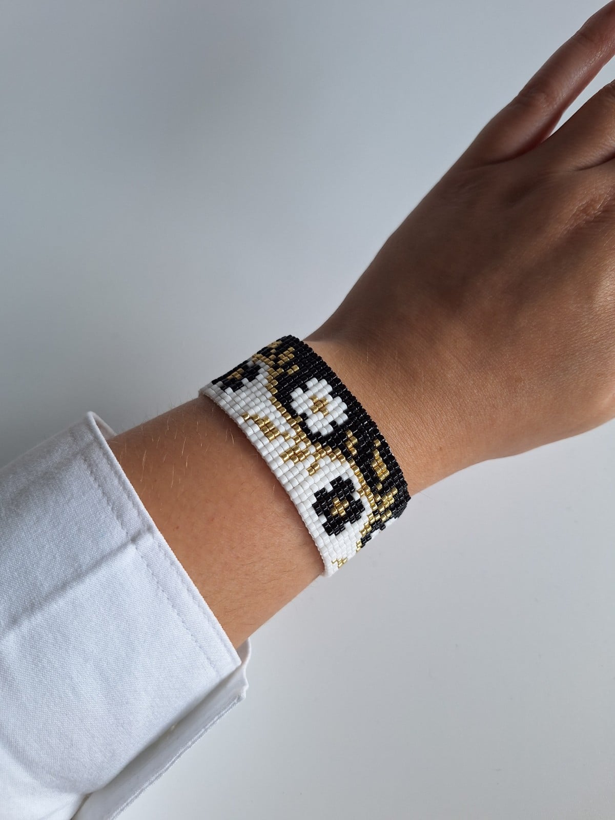 Geweven kralen armband 'Black & white cherry blossom' - 48143.jpeg Geweven kralen armband | Zwart en witte bloesem
