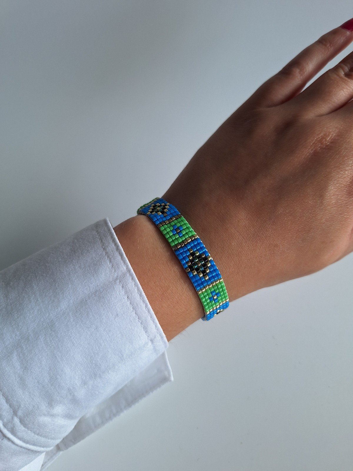 Geweven kralen armband 'Blue stained glass' - 48526.jpeg Geweven kralen armband | Blauw en groen glas-in-lood