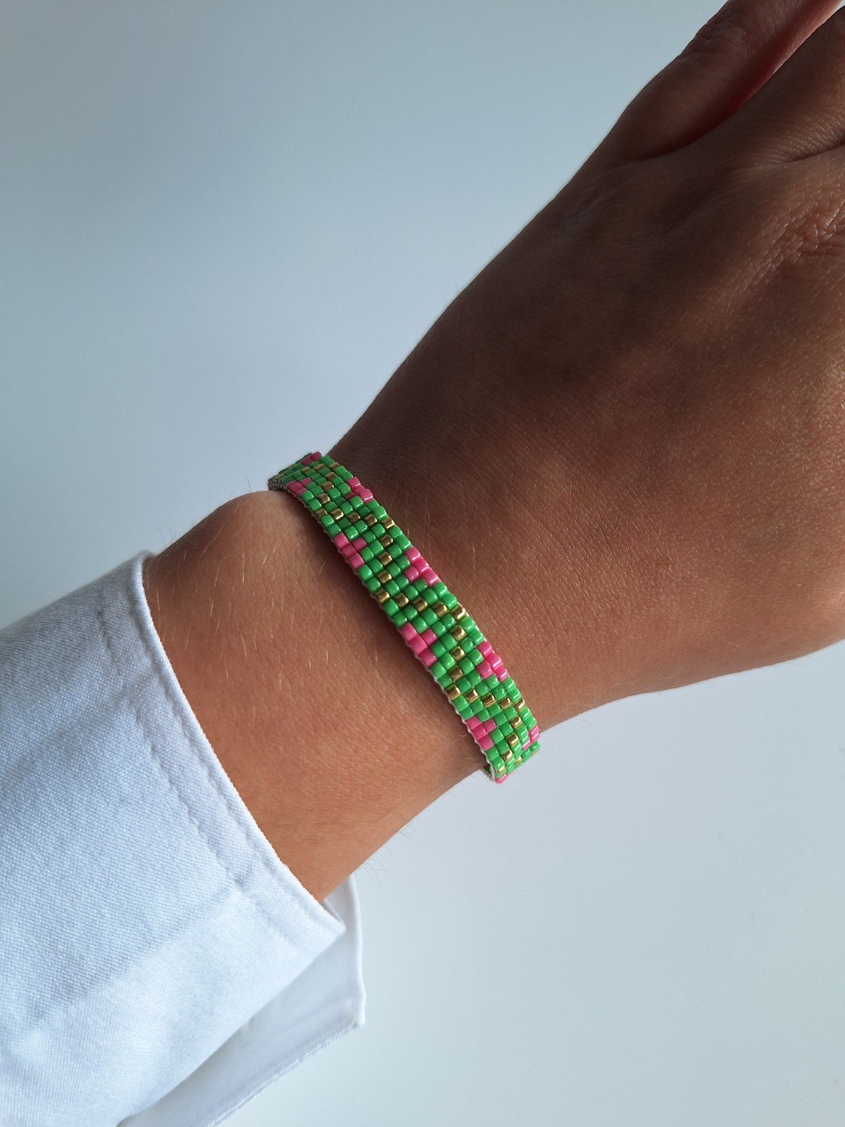 Geweven kralen armband 'Green zigzag' - 48087.jpeg Geweven kralen armband | Groen en roze zigzag