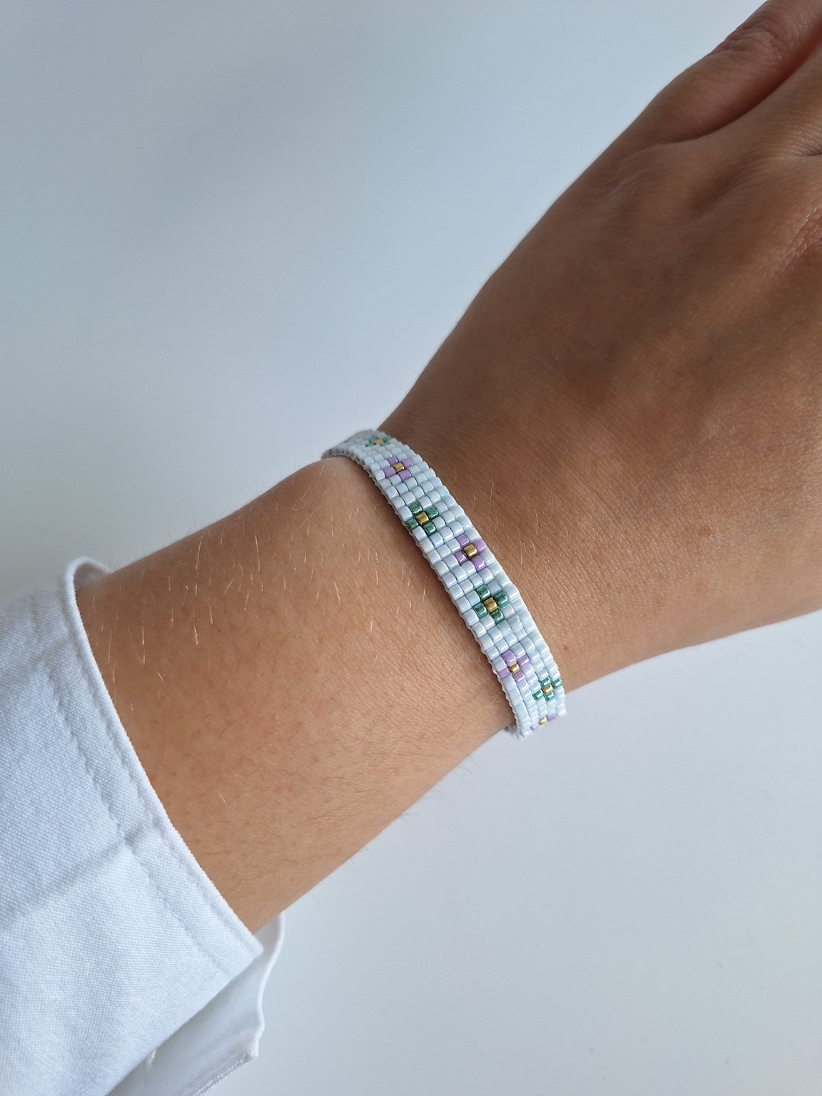 Geweven kralen armband | Paarse bloemen in de lichtblauwe weide