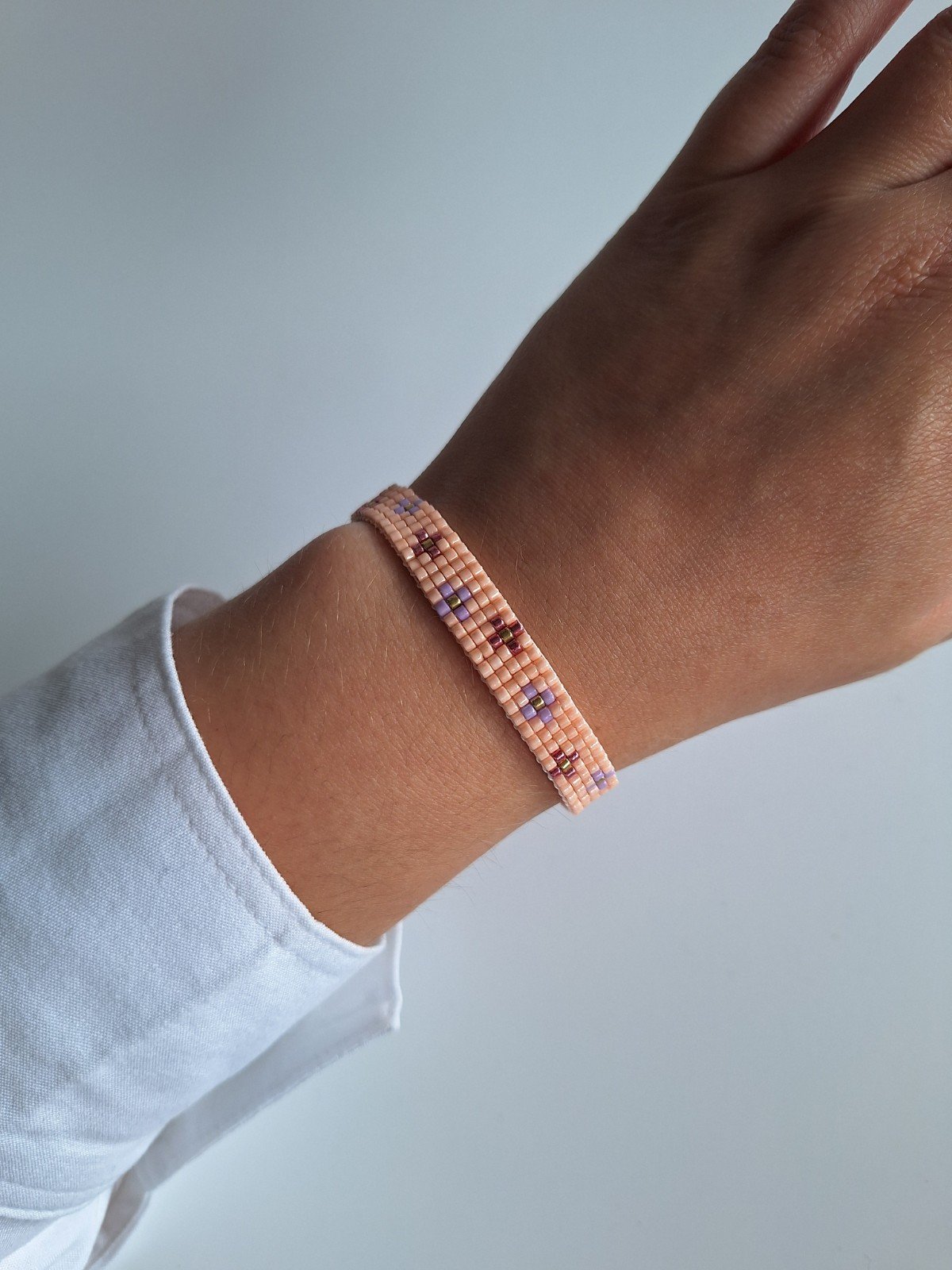 Geweven kralen armband 'Purple flowers' - 47998.jpeg Geweven kralen armband | Paarse bloemen in de oranje weide