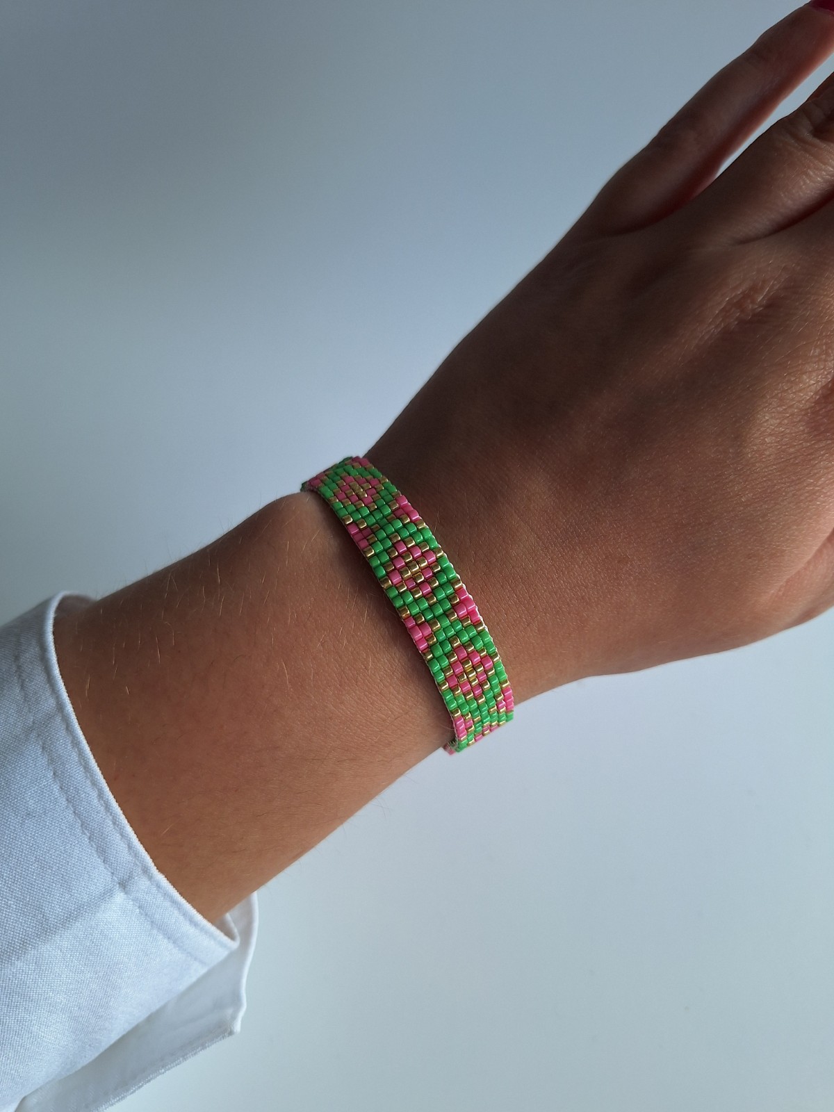 Geweven kralen armband 'Xoxo green & hot pink' - 48513.jpeg Geweven kralen armband | XOXO groen en knalroze