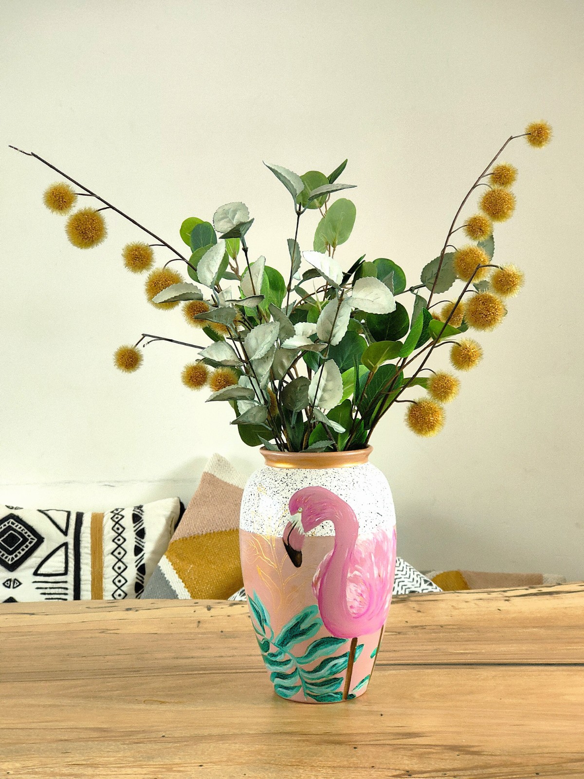 Handbeschilderde stenen vaas met roze flamingo en goud accenten - 49219.jpeg Vrolijke stenen vaas met een speelse roze flamingo en een vleugje goud