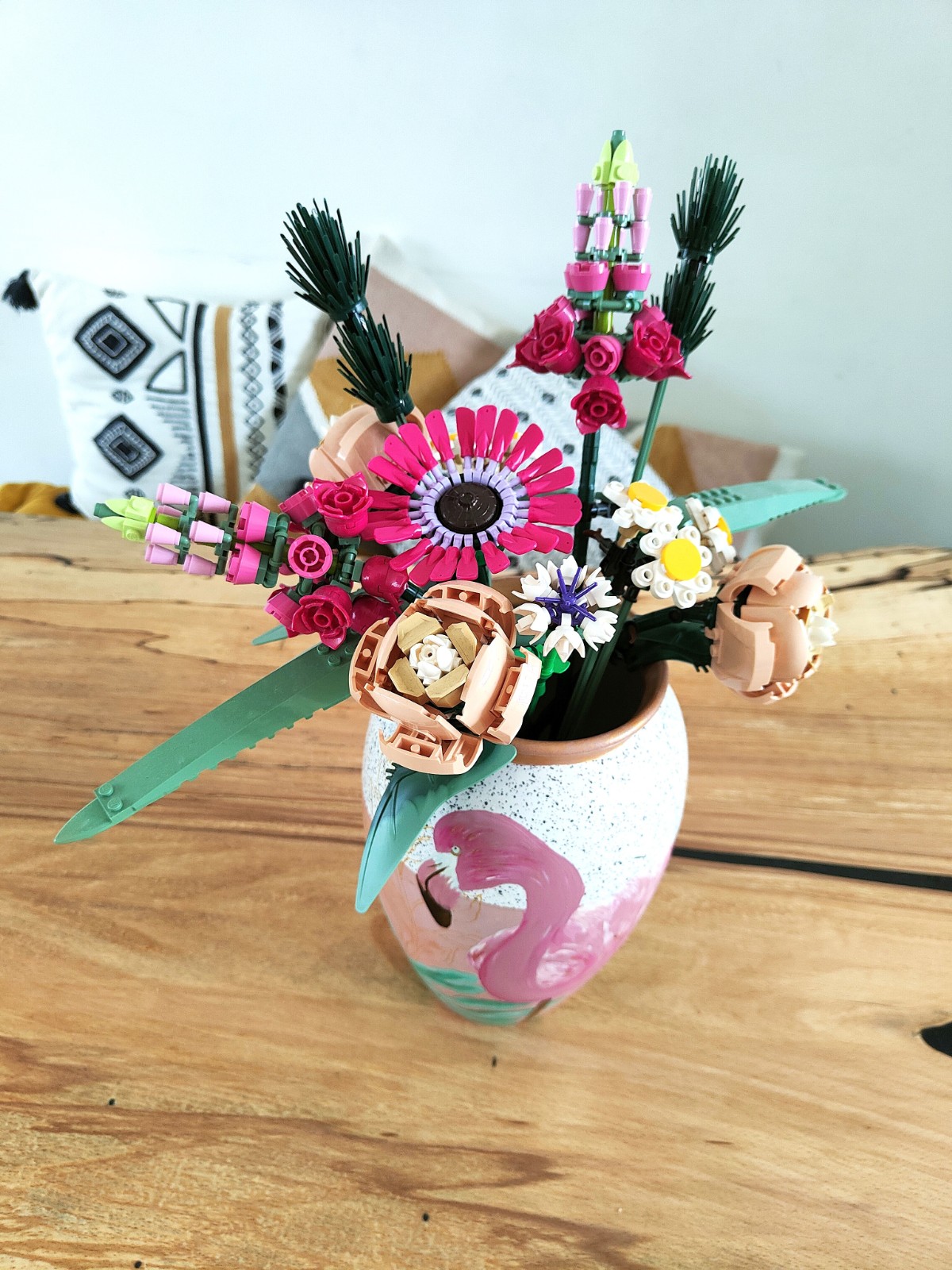 Handbeschilderde stenen vaas met roze flamingo en goud accenten - 49220.jpeg Vrolijke stenen vaas met een speelse roze flamingo en een vleugje goud