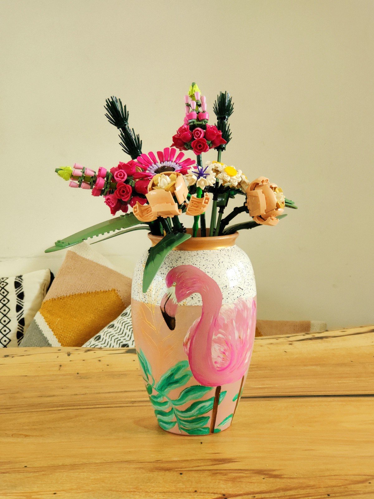 Handbeschilderde stenen vaas met roze flamingo en goud accenten - 49222.jpeg Vrolijke stenen vaas met een speelse roze flamingo en een vleugje goud