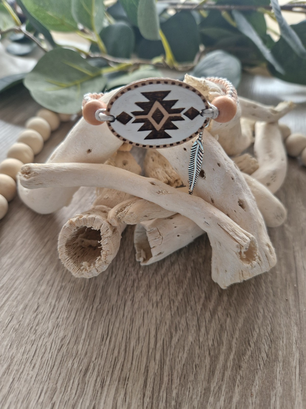 Handgeknoopte macramé armband met Aztek symbool