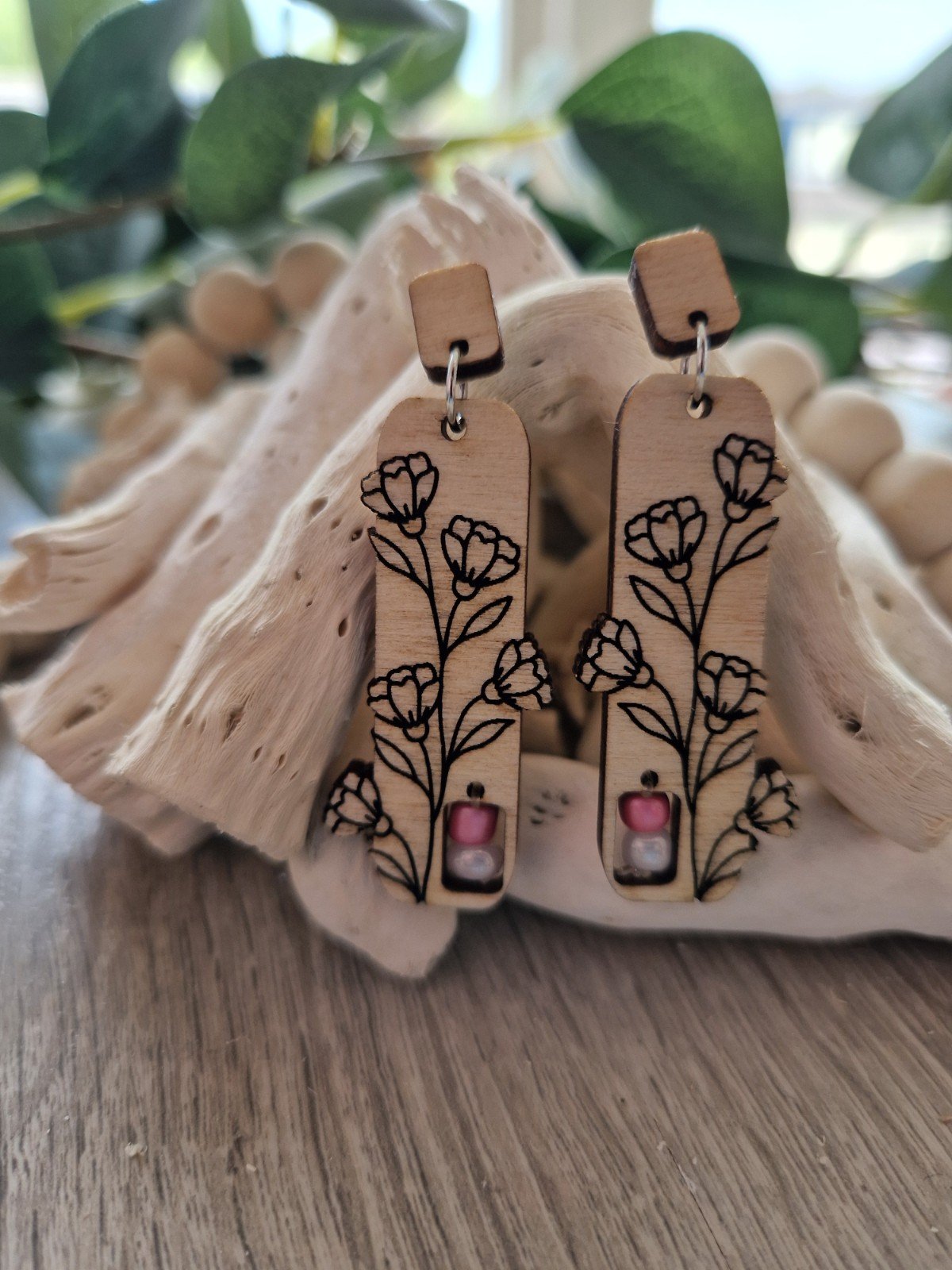 Oorbellen met bloemmotief en een spark of pink - 49122.jpeg Oorbellen met bloemmotief met een spark of pink