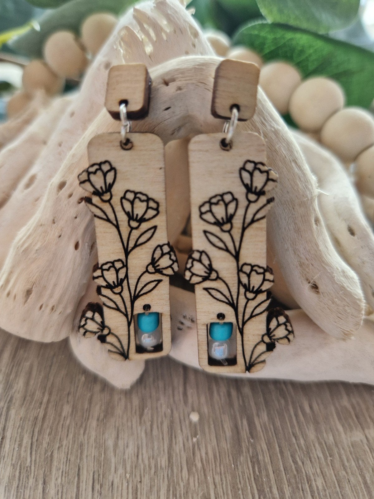 Oorbellen met bloemmotief met een spark of turquoise - 49123.jpeg Oorbellen met bloemmotief met een spark of turquoise