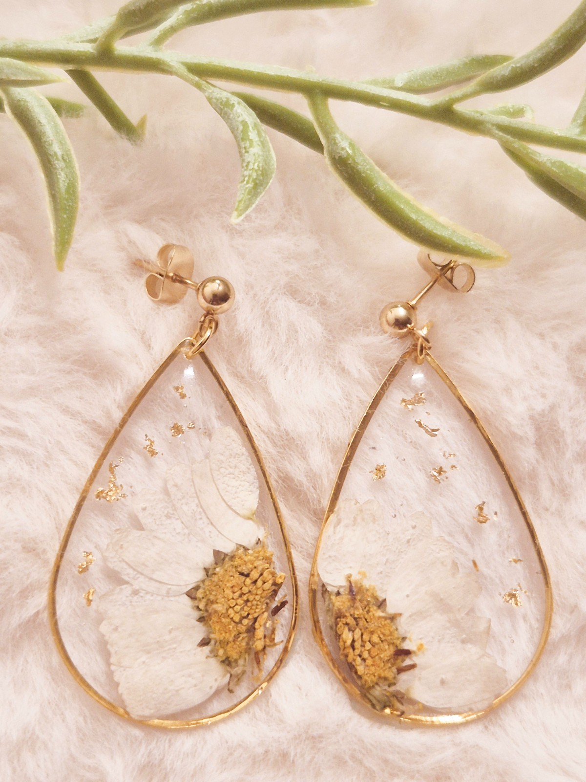 Resin Oorbellen - 47550.jpeg Waterdrupoel vormige met witte bloemen Resin Oorbellen