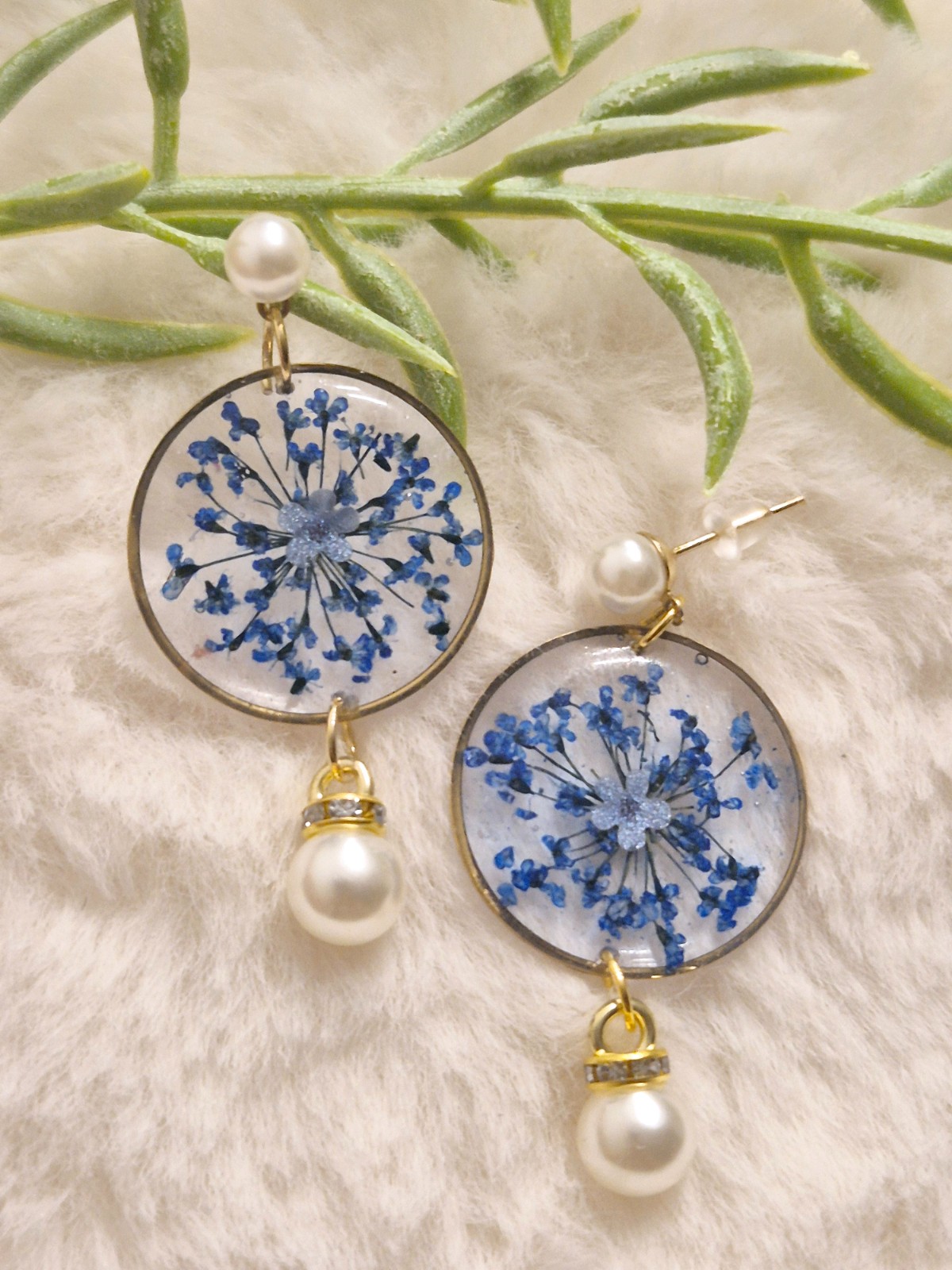 Blauwe met witte parel Resin Oorbellen