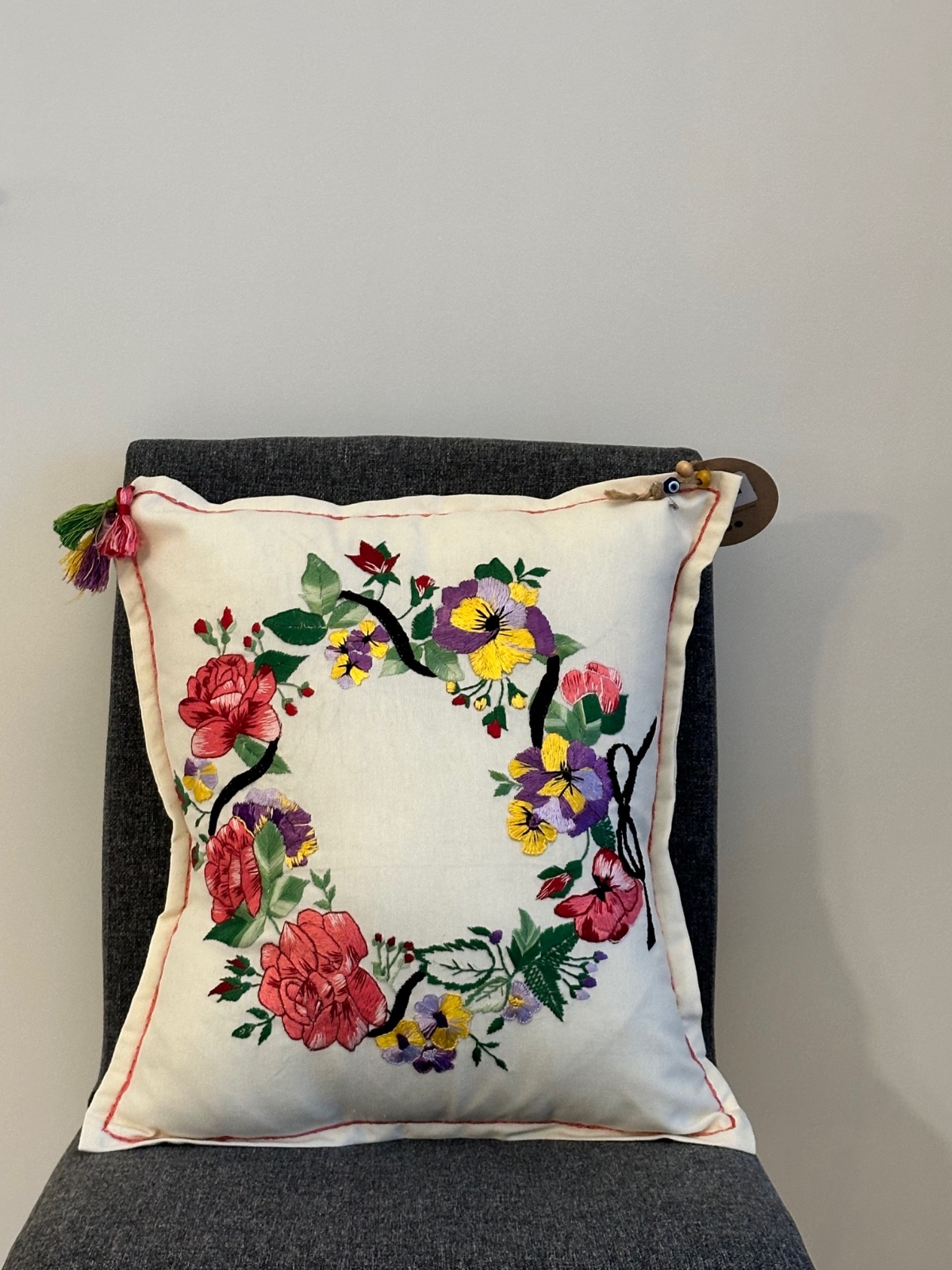 Geborduurd vierkant wit linnen kussenhoes met borduursels. - 53269.jpeg Linnen wit kussenhoes met borduursels.