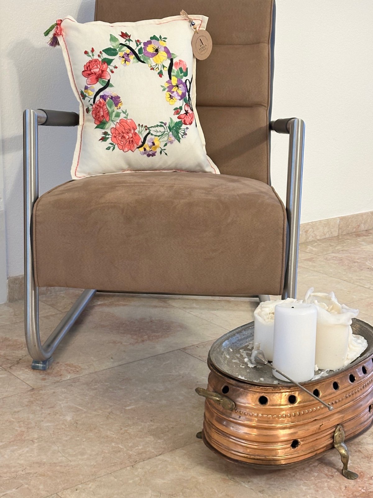 Geborduurd vierkant wit linnen kussenhoes met borduursels. - 53270.jpeg Linnen wit kussenhoes met borduursels.