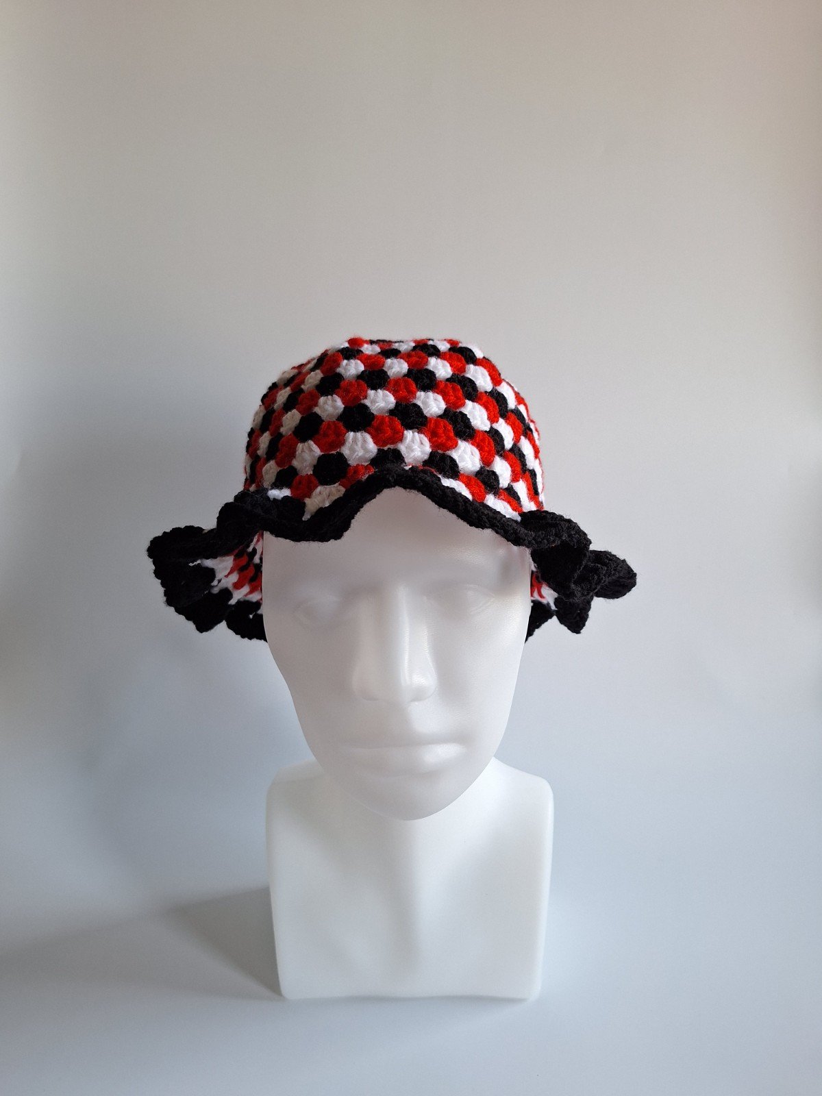 Gehaakte bucket hat 'Darling devil' - 52563.jpeg Gehaakte bucket hat | Rood, zwart en wit