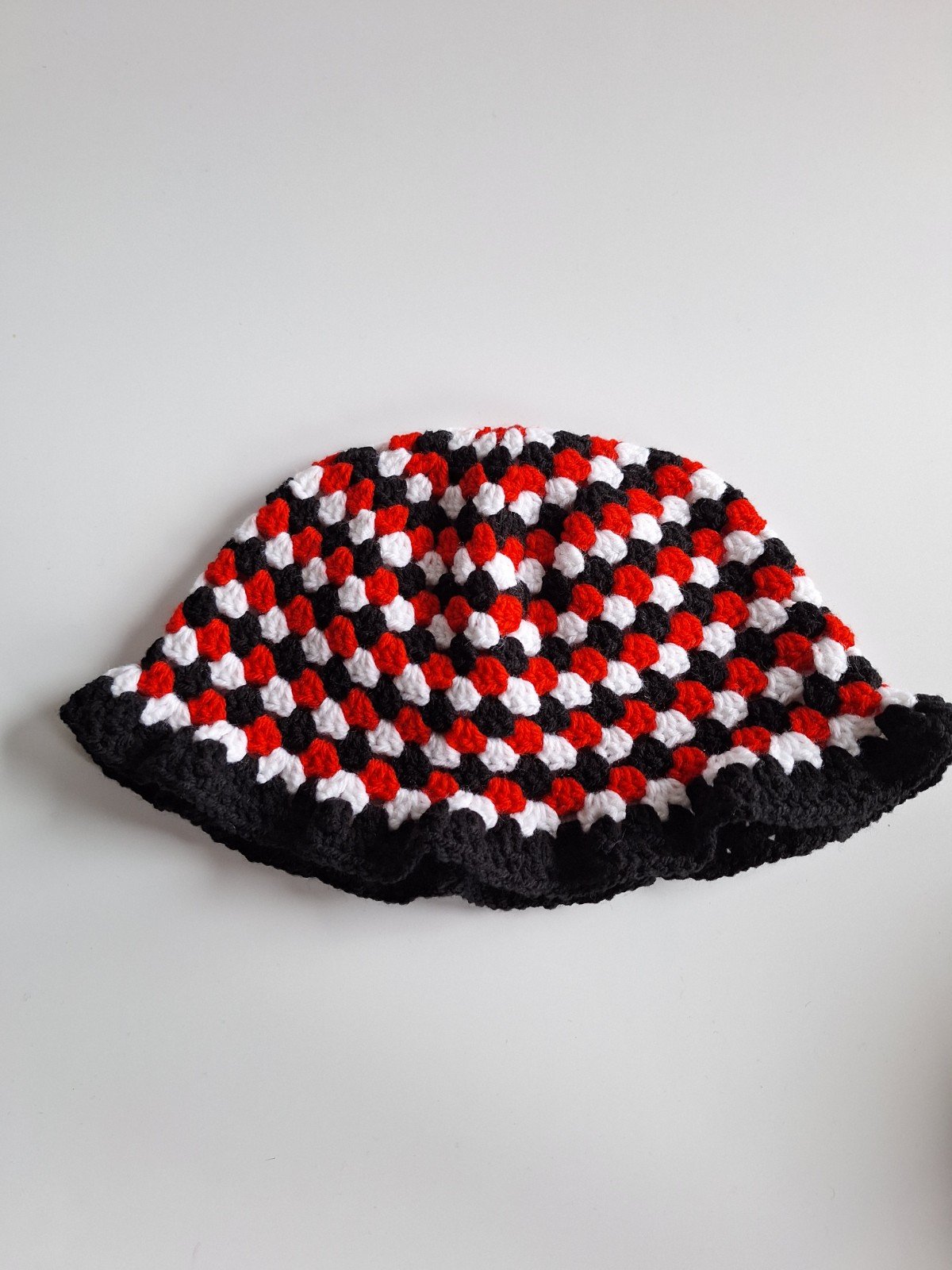 Gehaakte bucket hat 'Darling devil' - 52574.jpeg Gehaakte bucket hat | Rood, zwart en wit