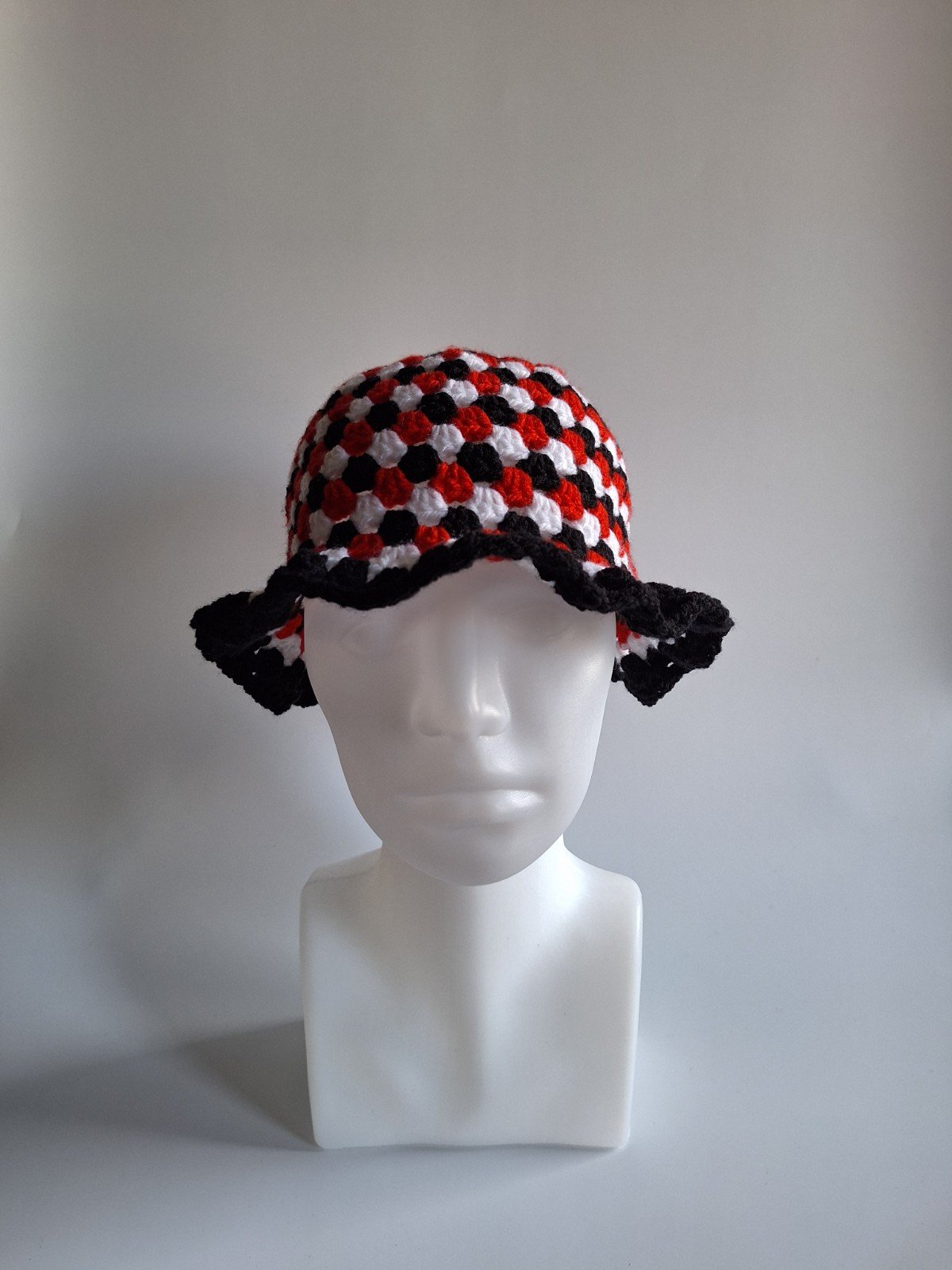 Gehaakte bucket hat 'Darling devil' - 52575.jpeg Gehaakte bucket hat | Rood, zwart en wit