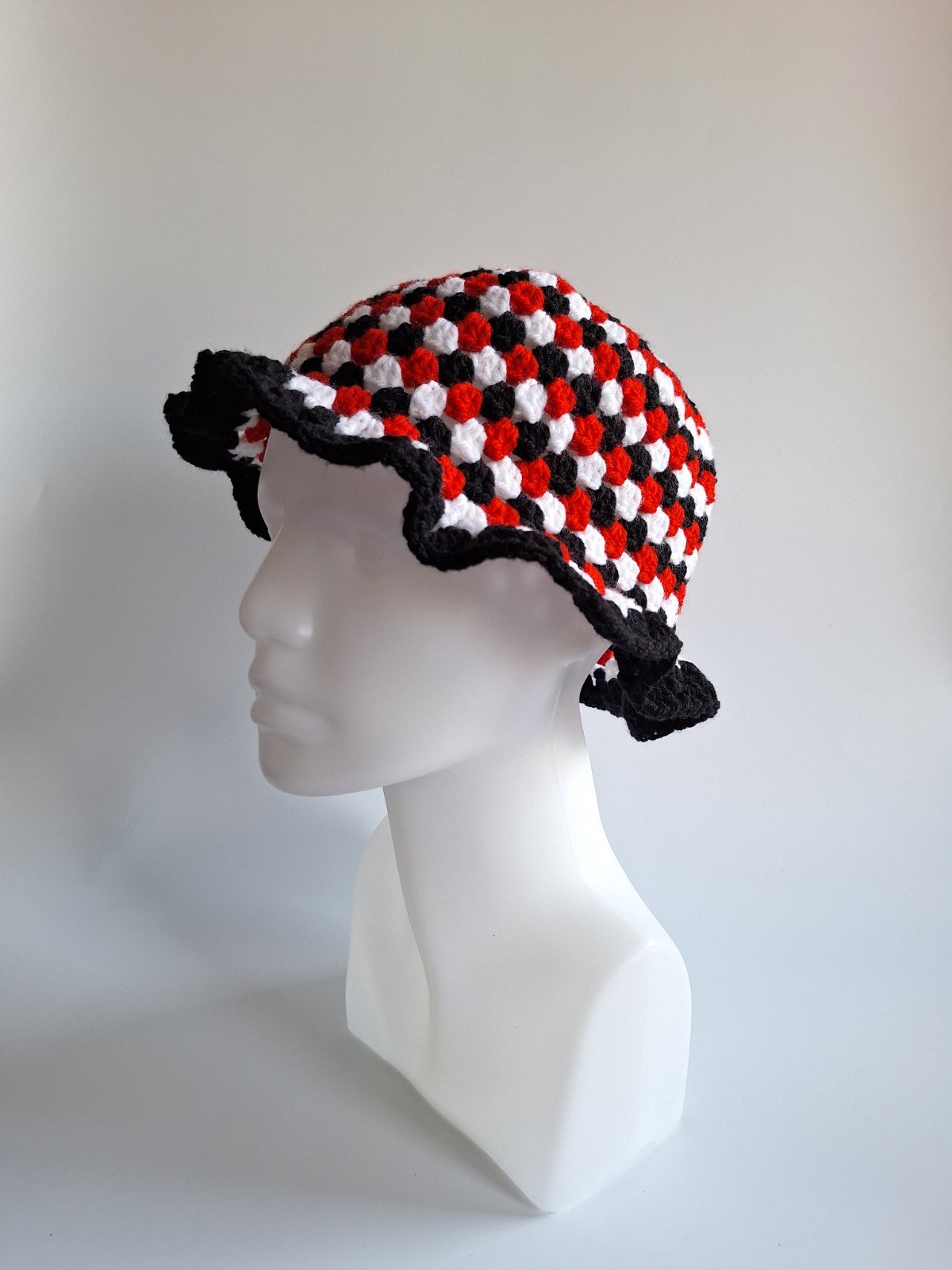 Gehaakte bucket hat 'Darling devil' - 52576.jpeg Gehaakte bucket hat | Rood, zwart en wit