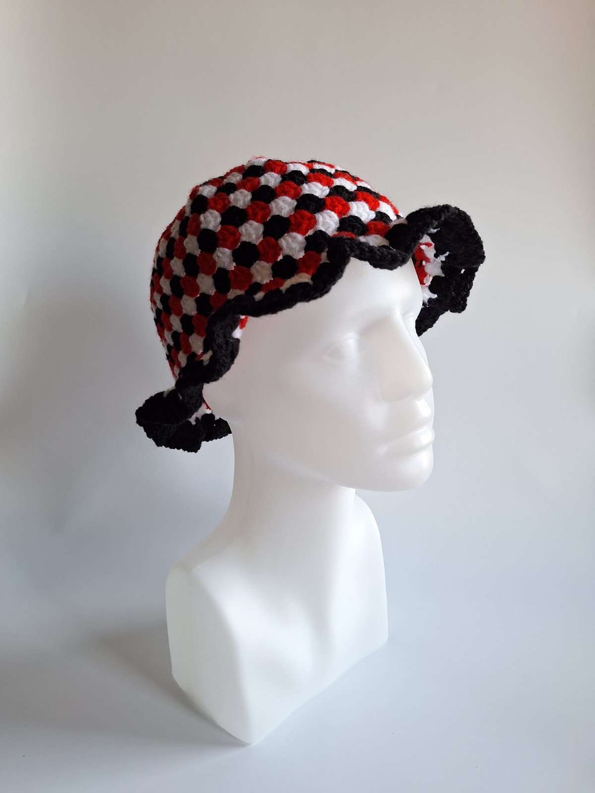 Gehaakte bucket hat 'Darling devil' - 52577.jpeg Gehaakte bucket hat | Rood, zwart en wit