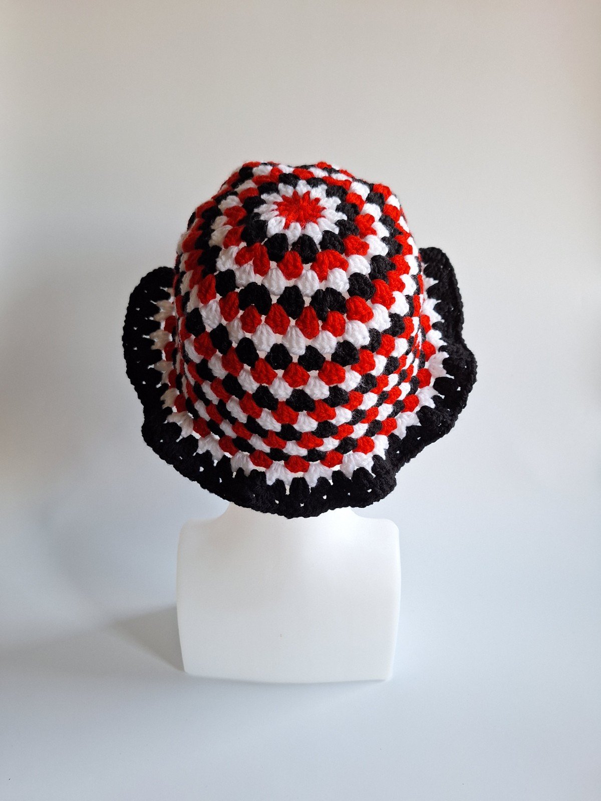 Gehaakte bucket hat 'Darling devil' - 52579.jpeg Gehaakte bucket hat | Rood, zwart en wit